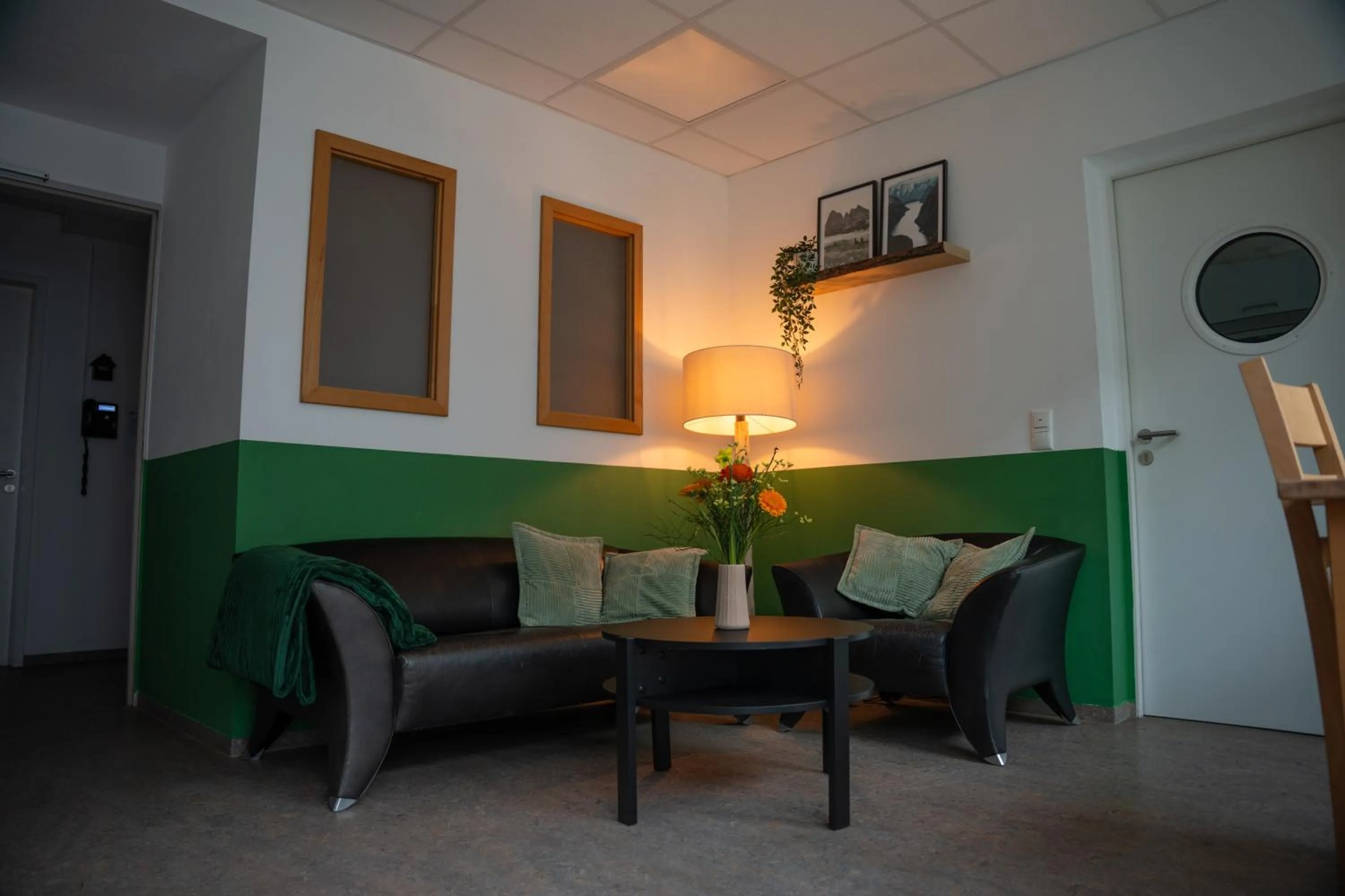 Communal lounge/ TV room in Hotel Garni Fischerfleck in Ismaning near Munich