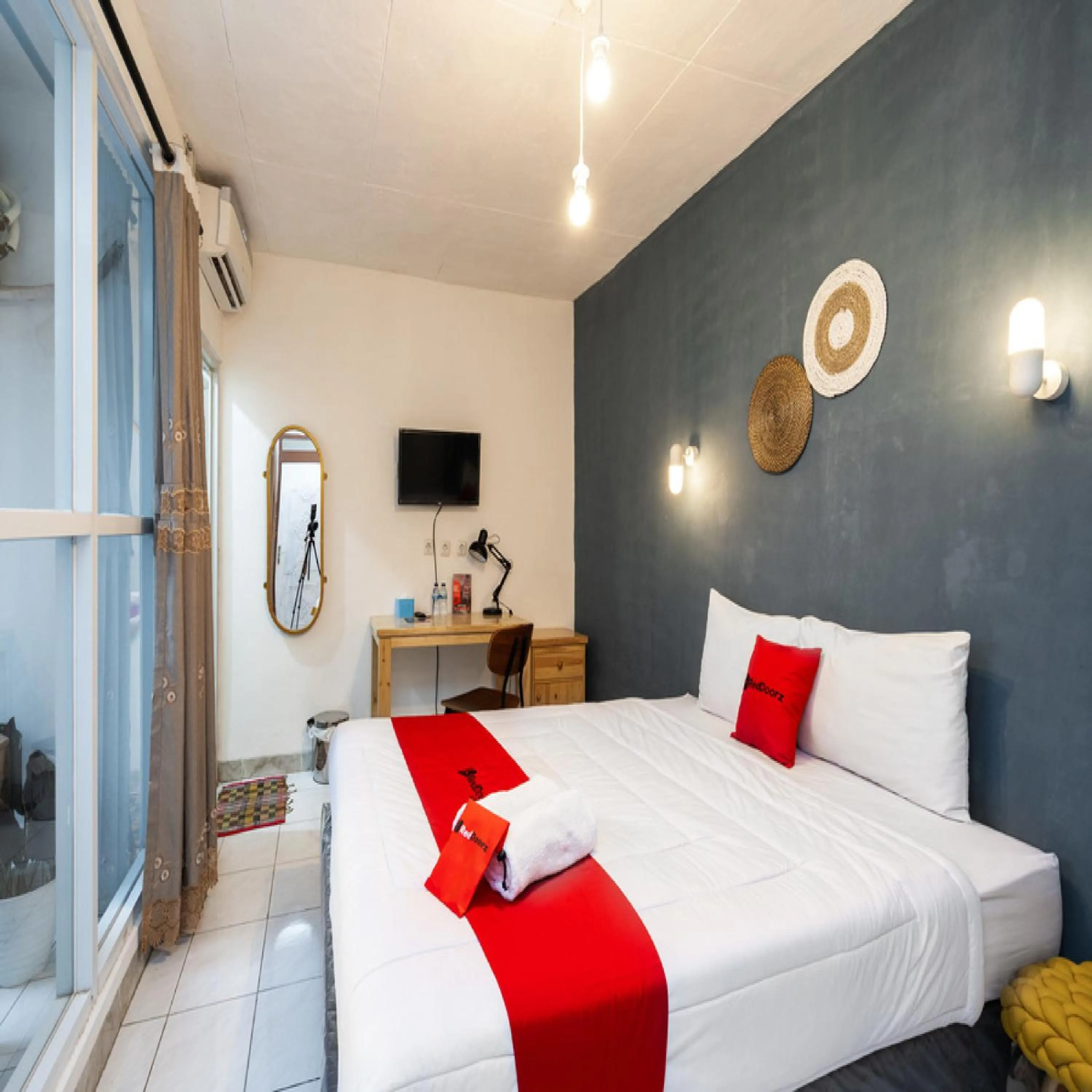 Deluxe Room in RedDoorz near Exit Toll Tanah Baru Bogor