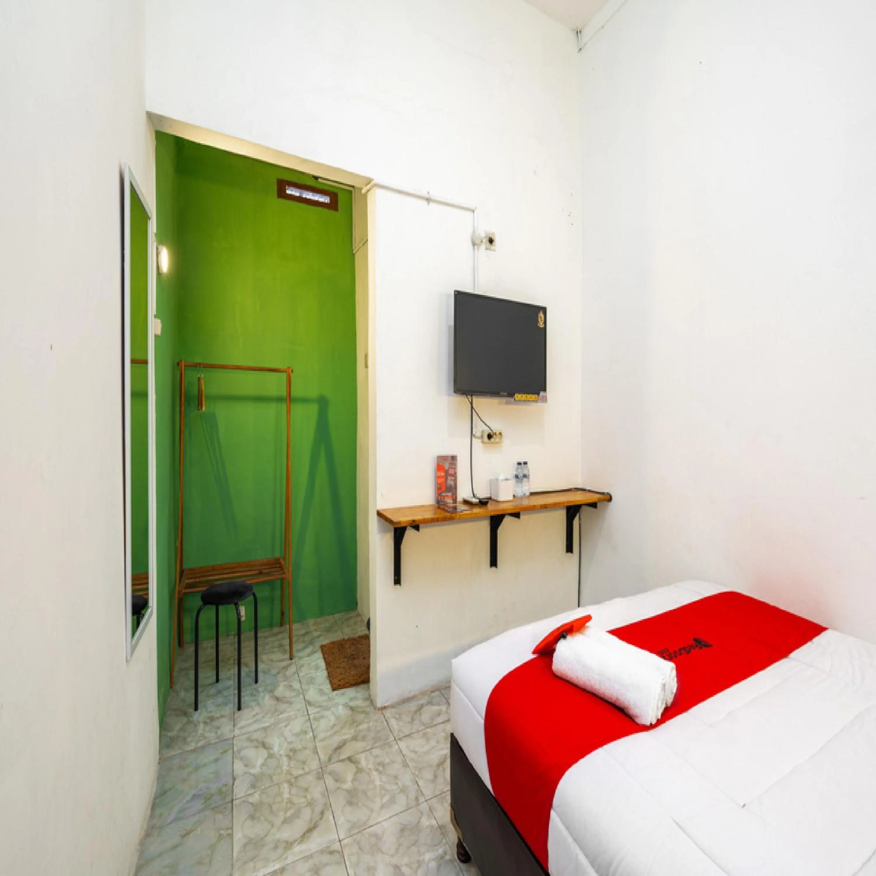 Bedroom, Bed in RedDoorz near Exit Toll Tanah Baru Bogor