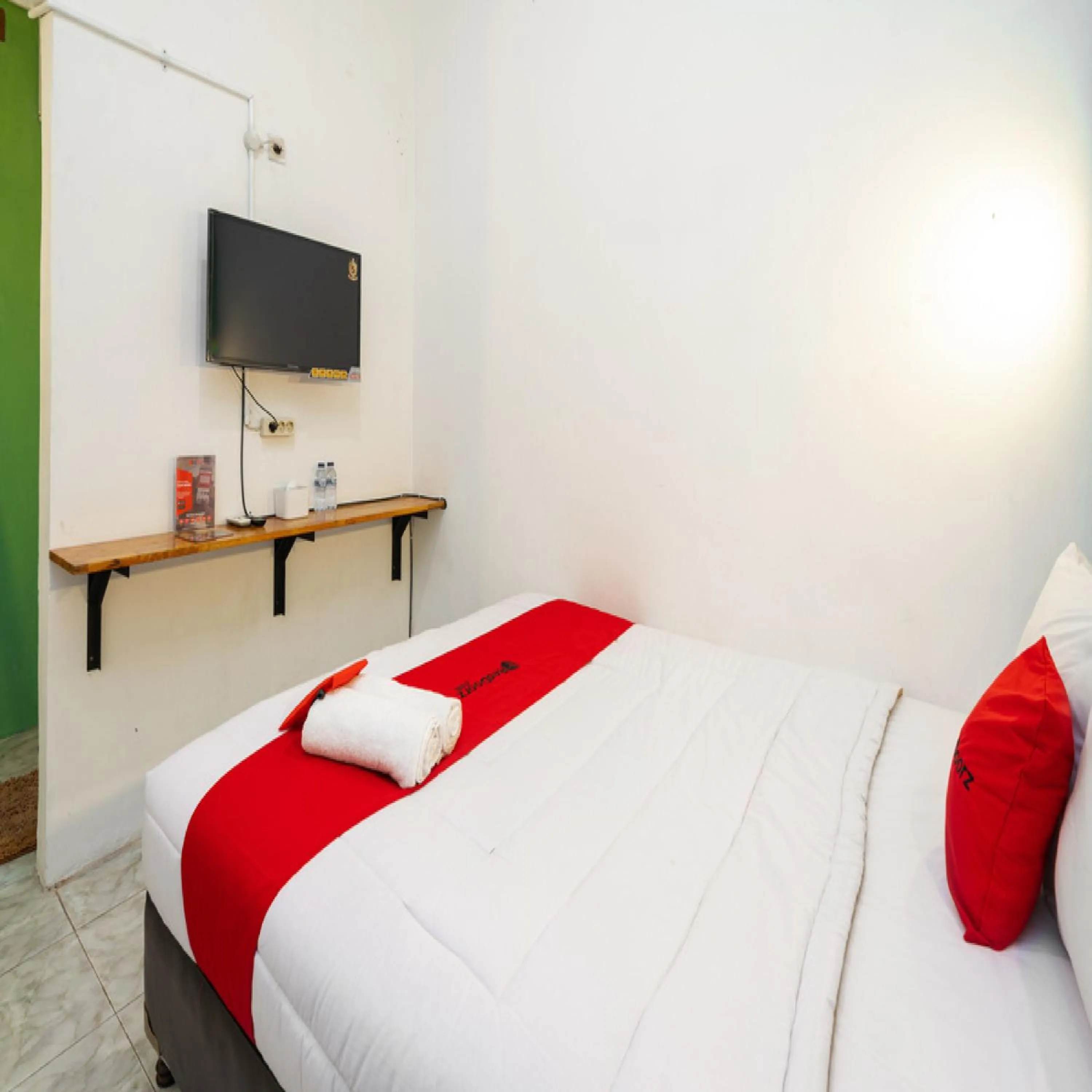 Bedroom, Bed in RedDoorz near Exit Toll Tanah Baru Bogor