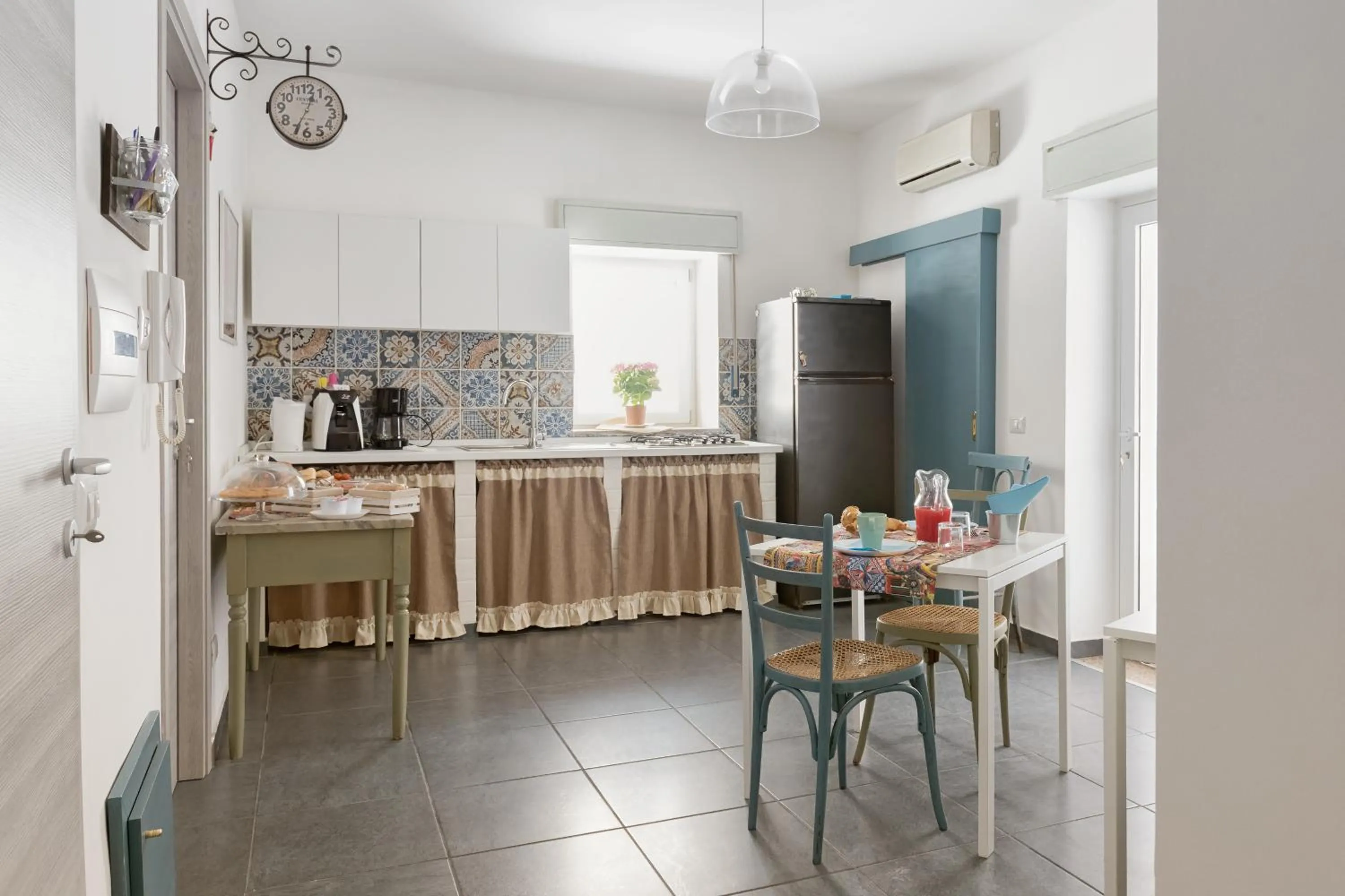 Kitchen or kitchenette in B&B Vicolo Garibaldi