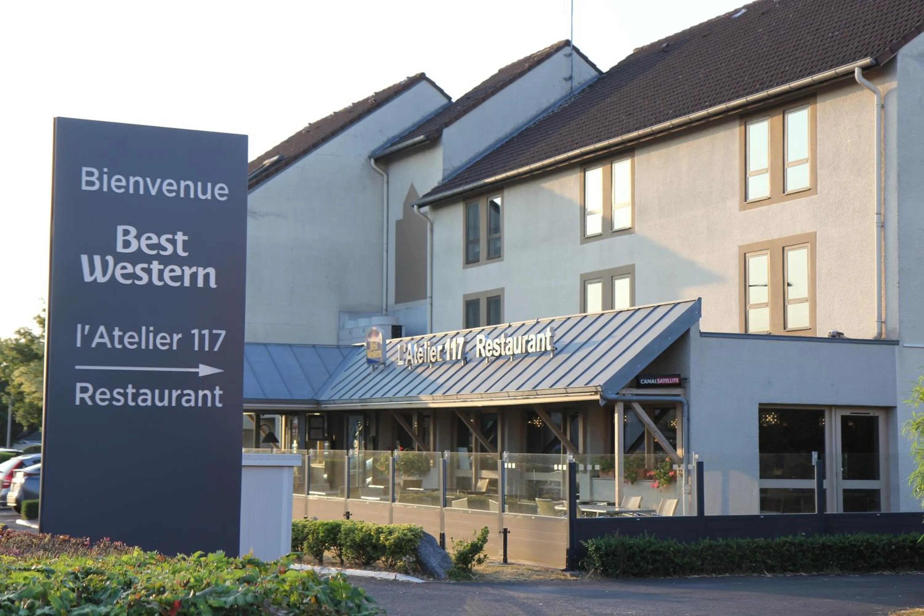 Property building in Best Western l'Atelier 117