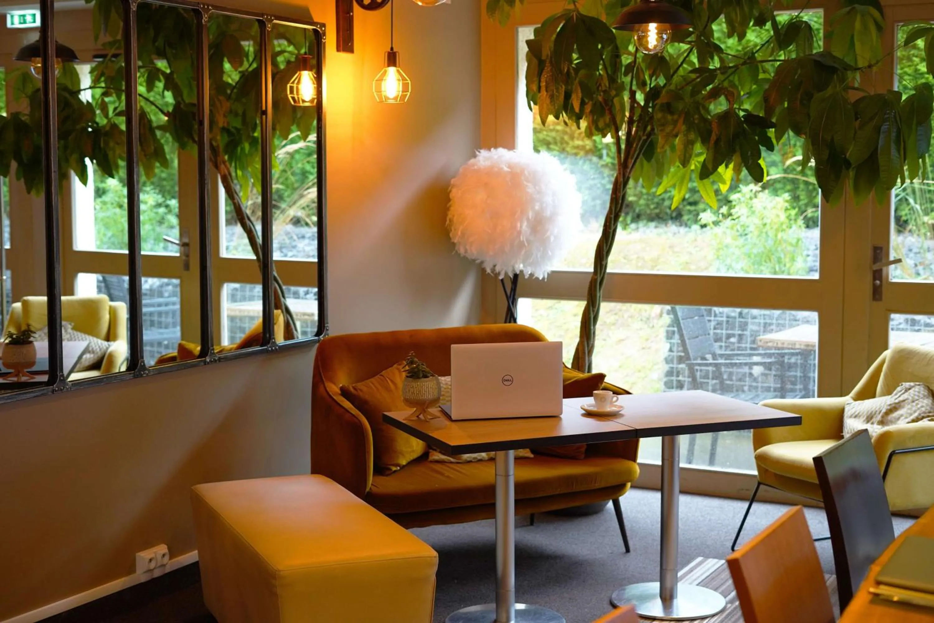 Lobby or reception in Best Western l'Atelier 117