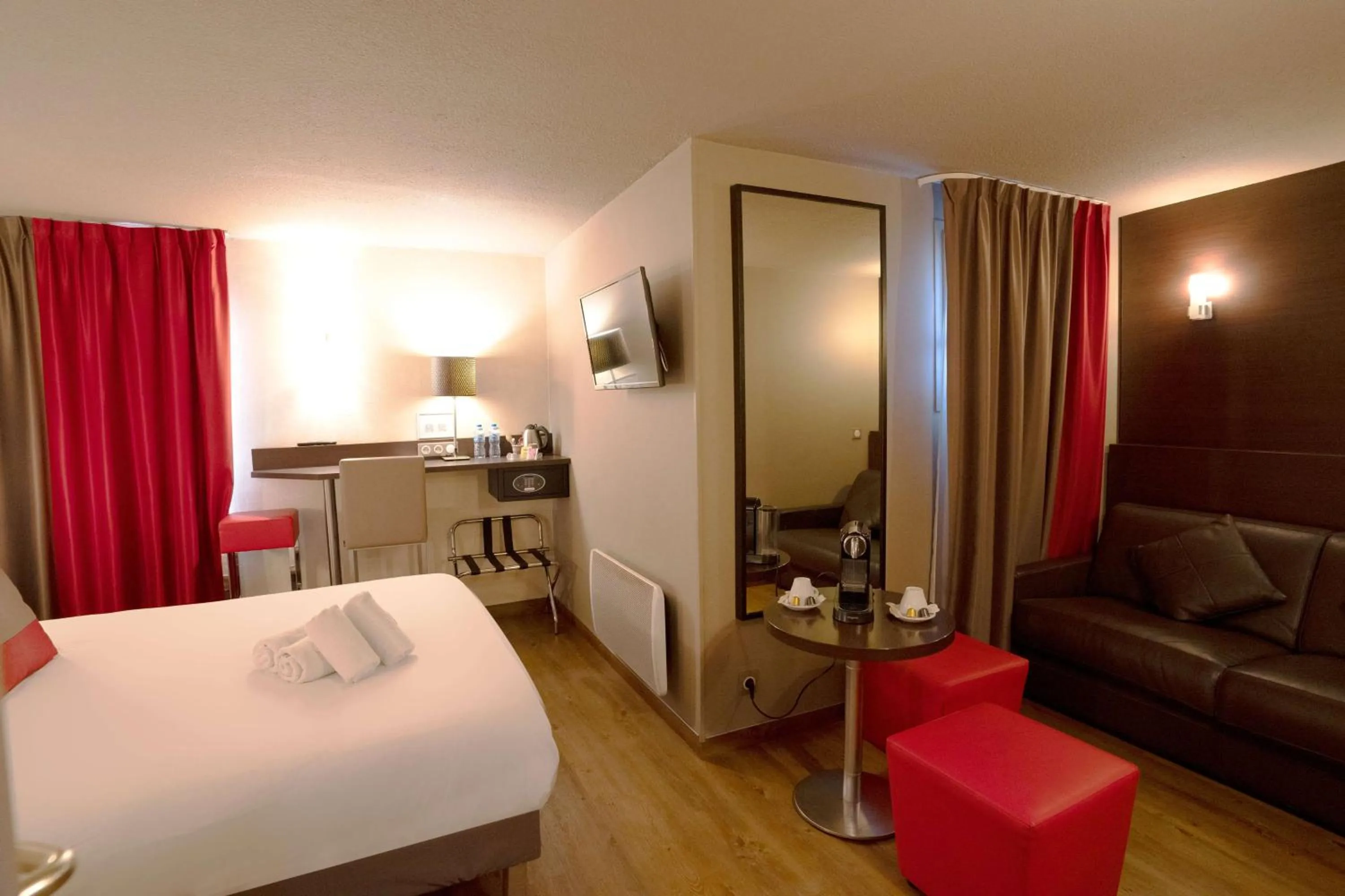 Photo of the whole room, Bed in Best Western l'Atelier 117