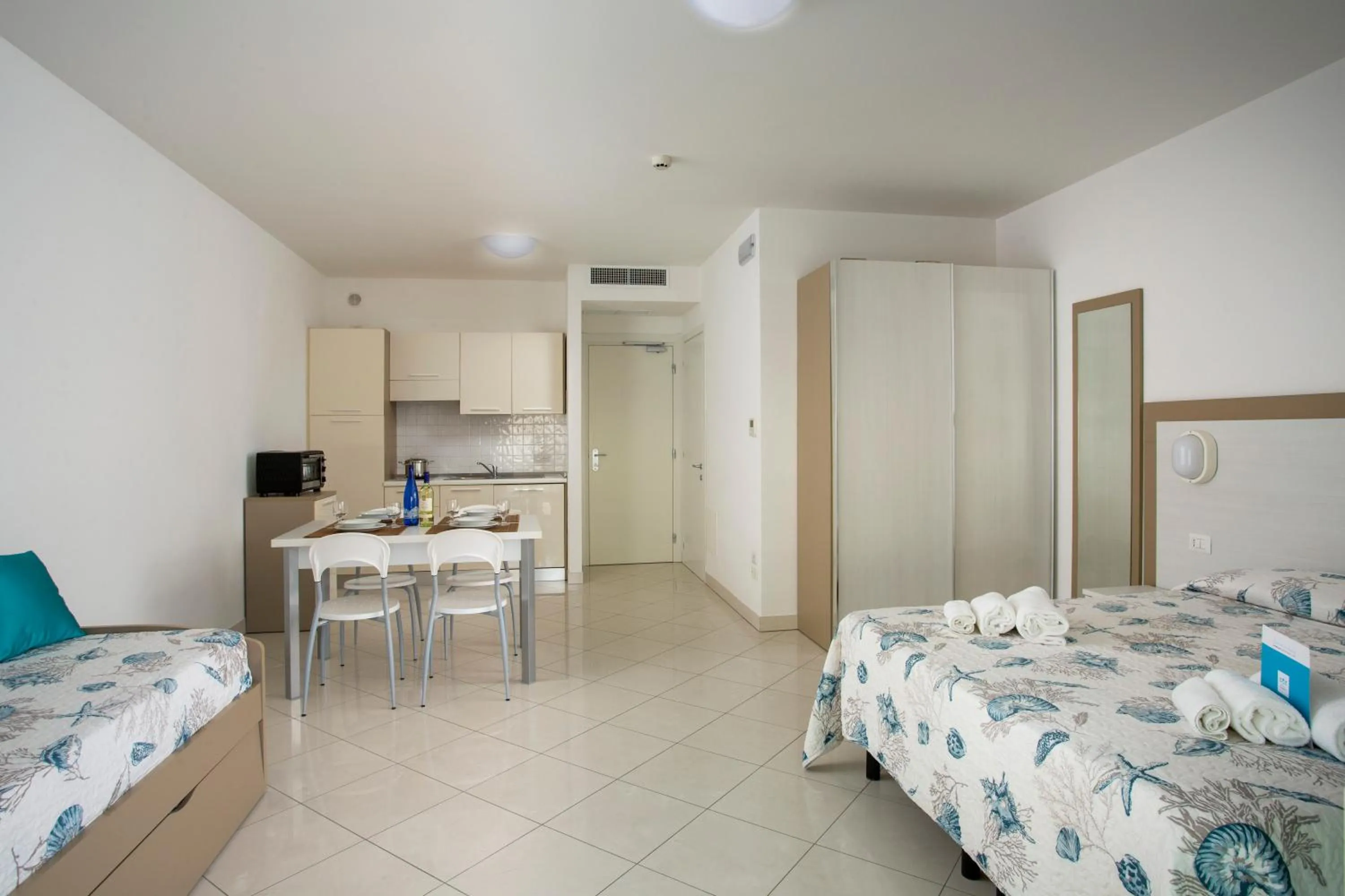 Dining area, Bed in Residence I Diamanti - Siroli Collection