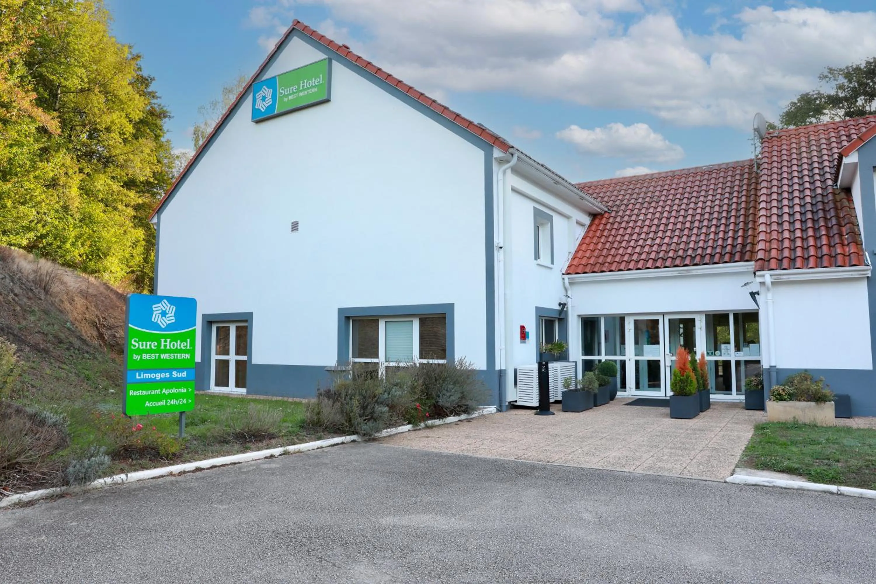 Property building in Sure Hotel by Best Western Limoges Sud
