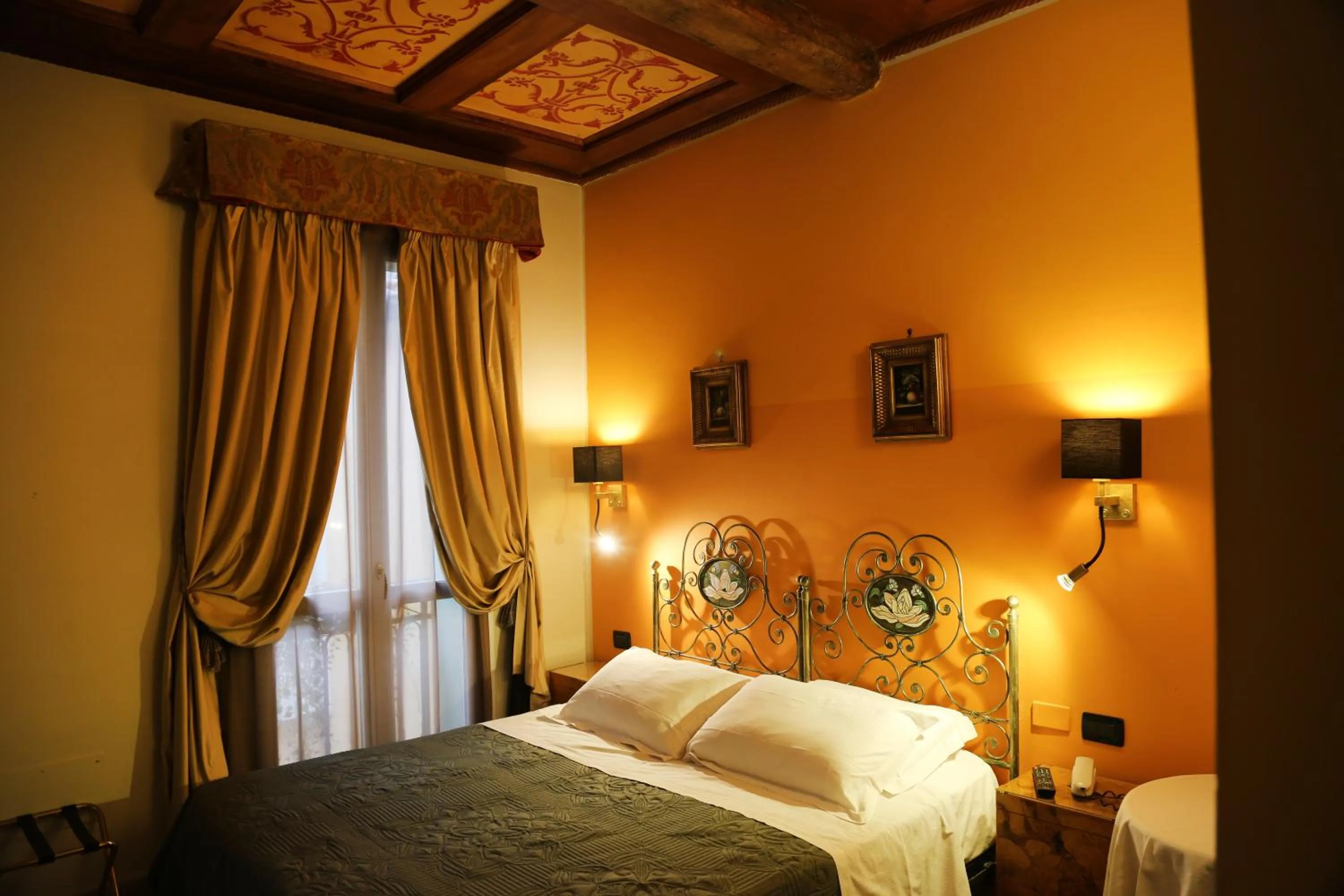 Photo of the whole room, Bed in Albergo delle Drapperie