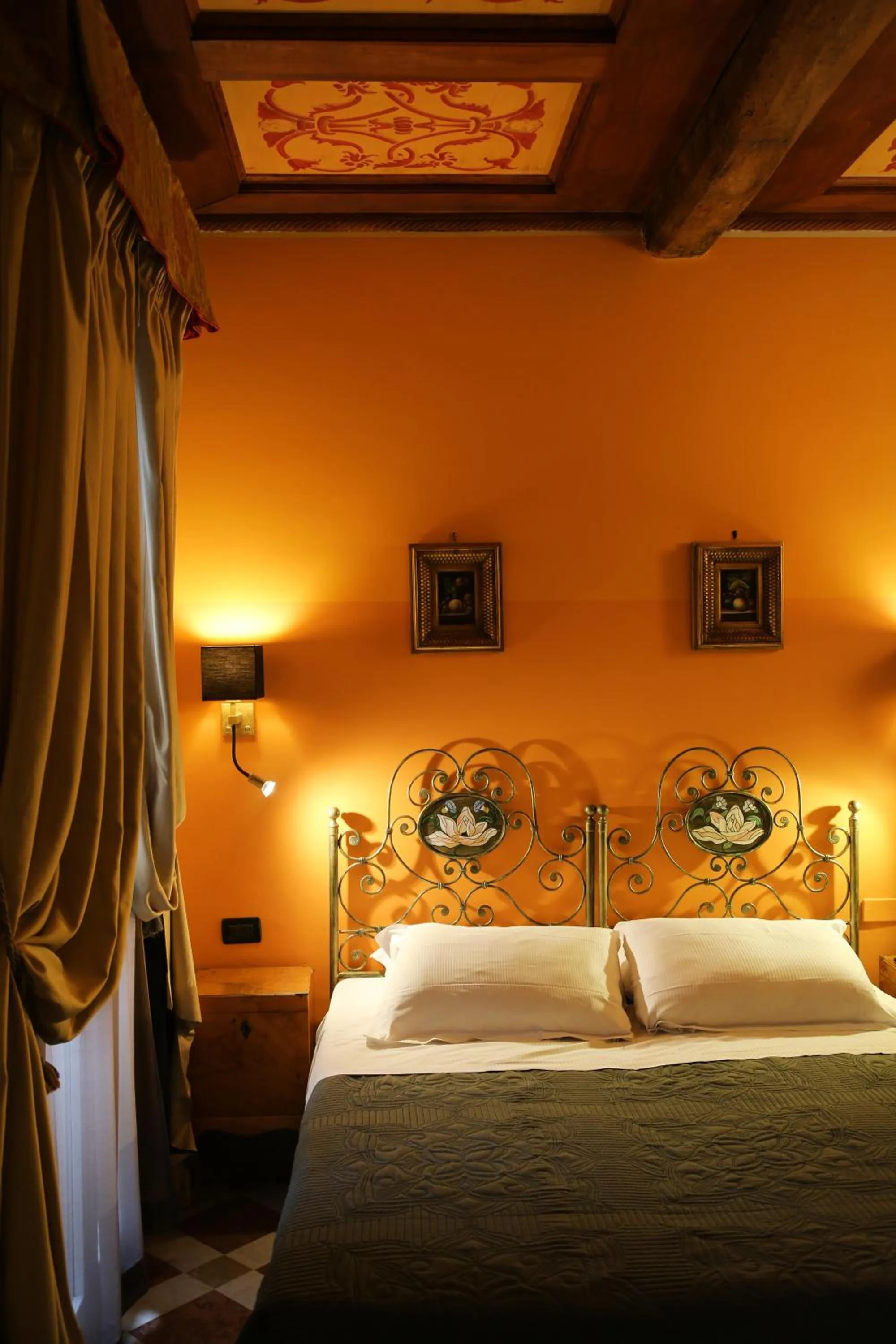 Bedroom, Bed in Albergo delle Drapperie