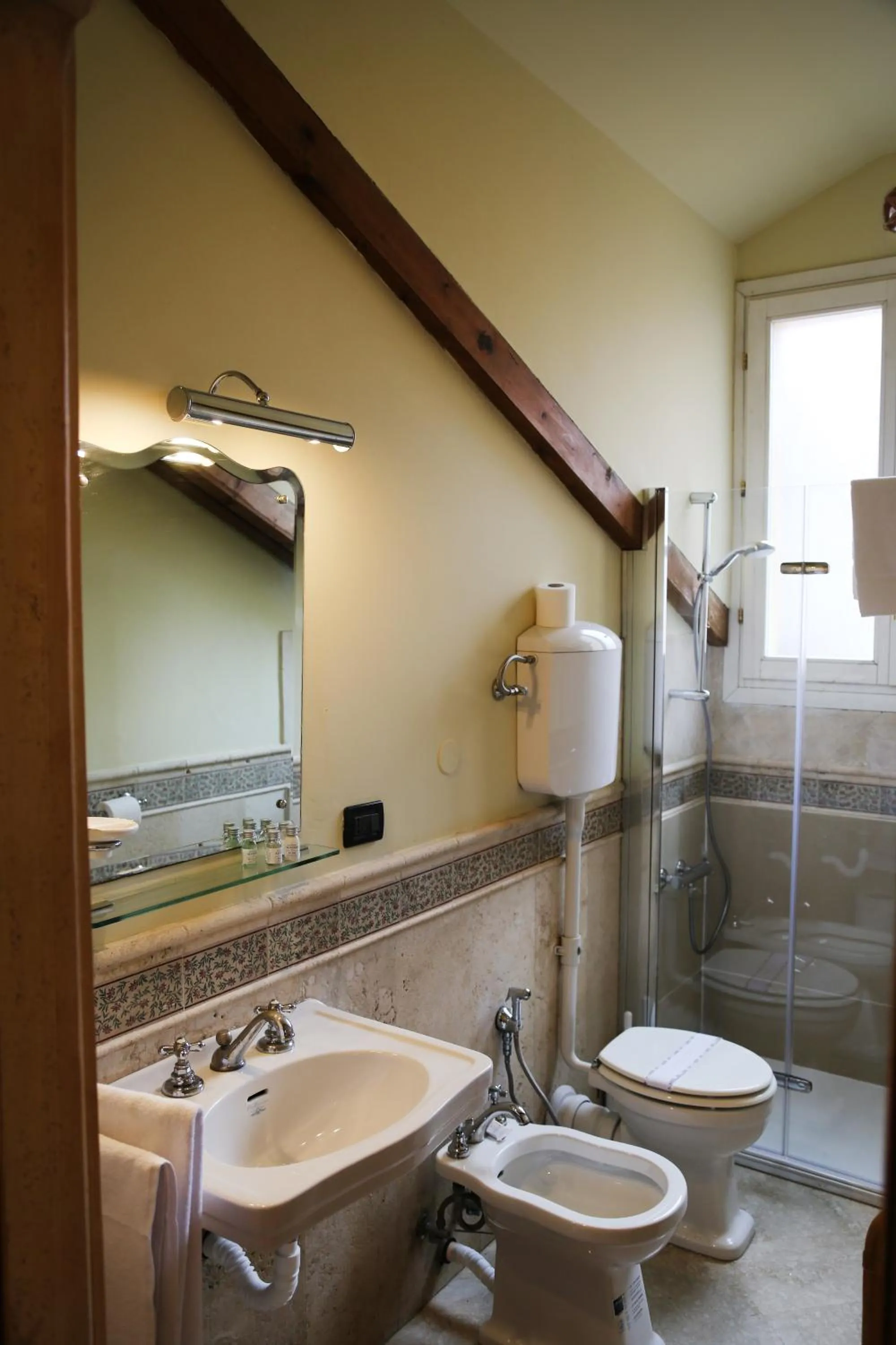 Bathroom in Albergo delle Drapperie