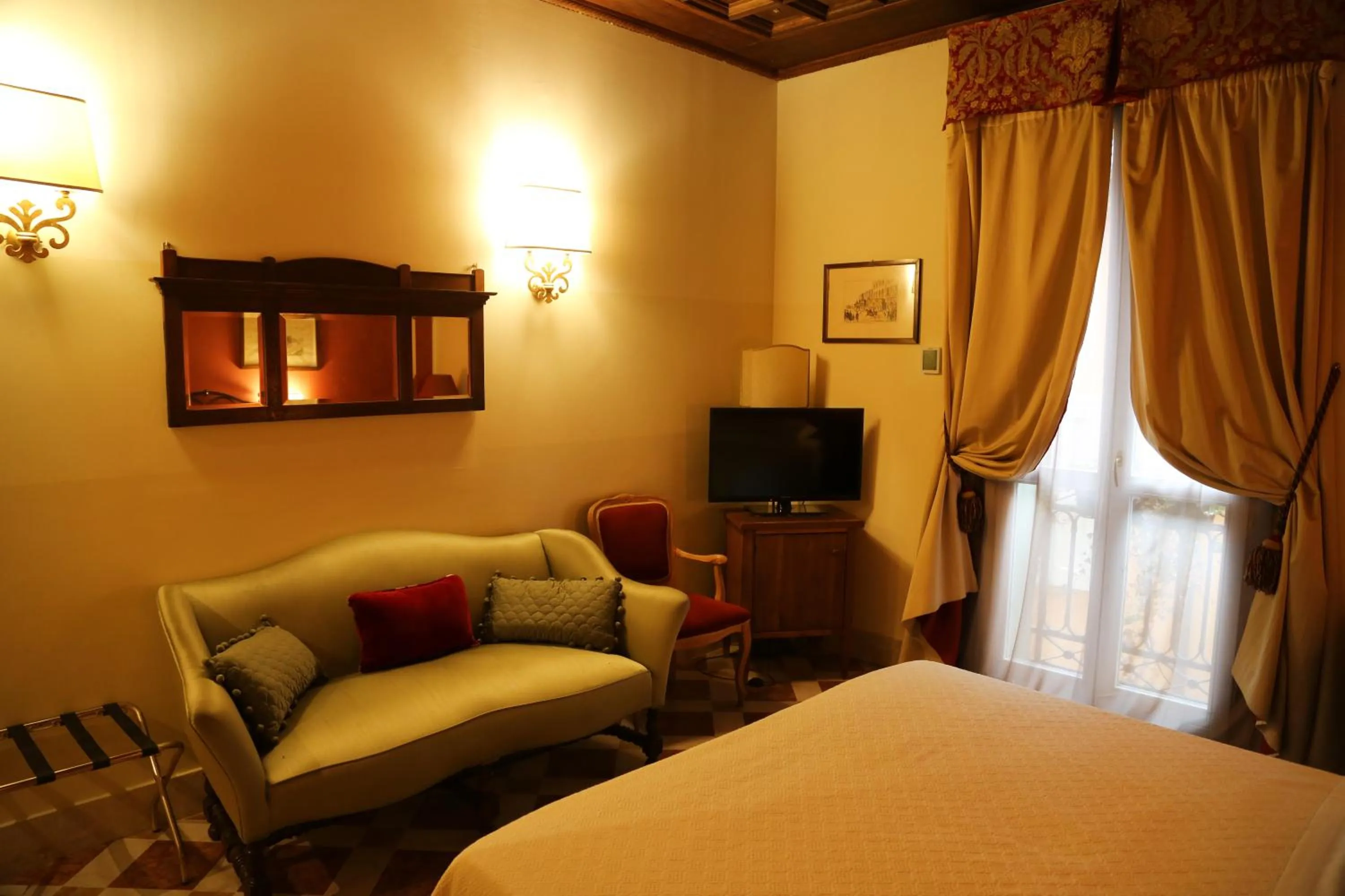 Photo of the whole room, Bed in Albergo delle Drapperie