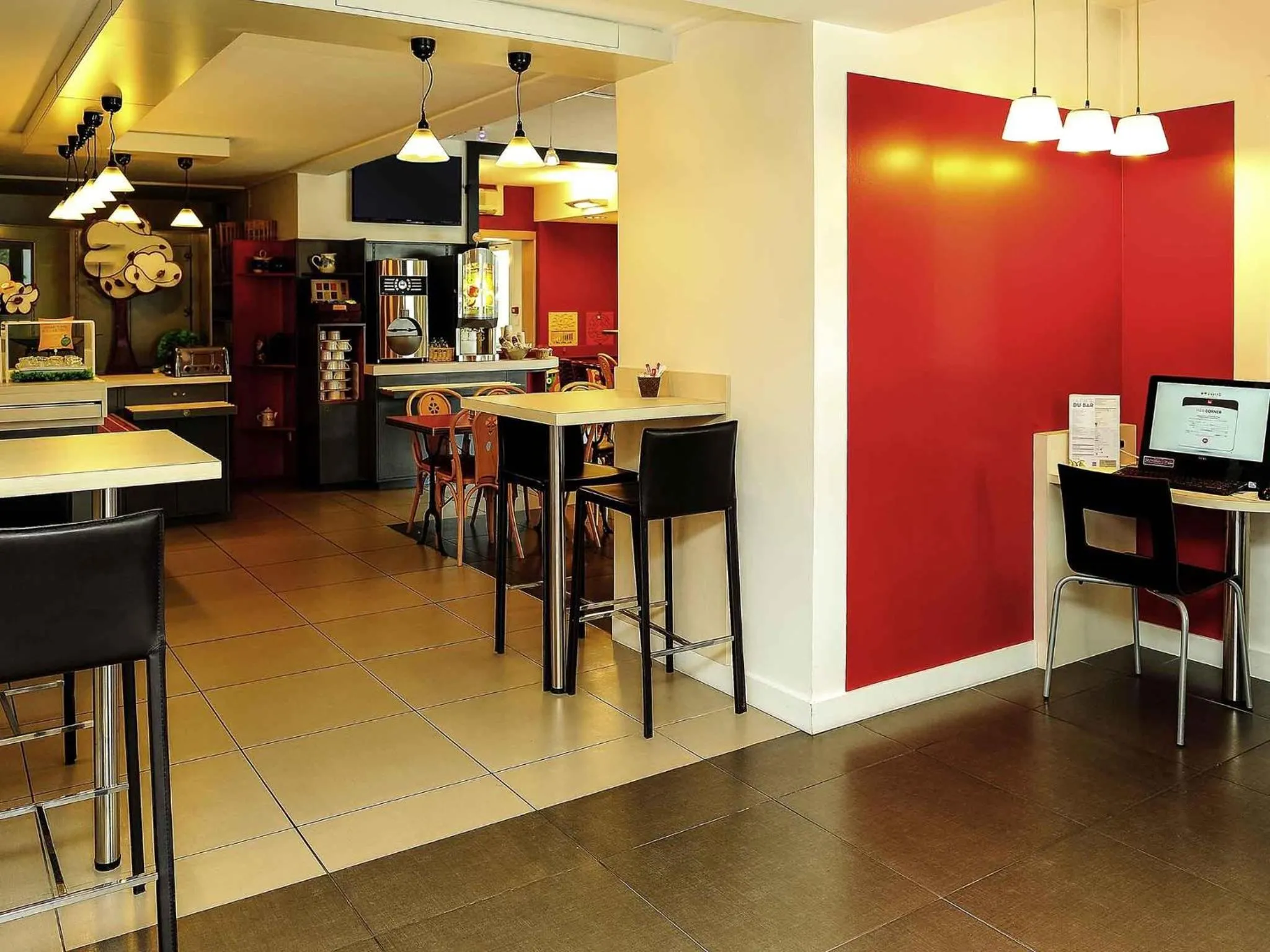 Lounge or bar in ibis Lyon Est Beynost