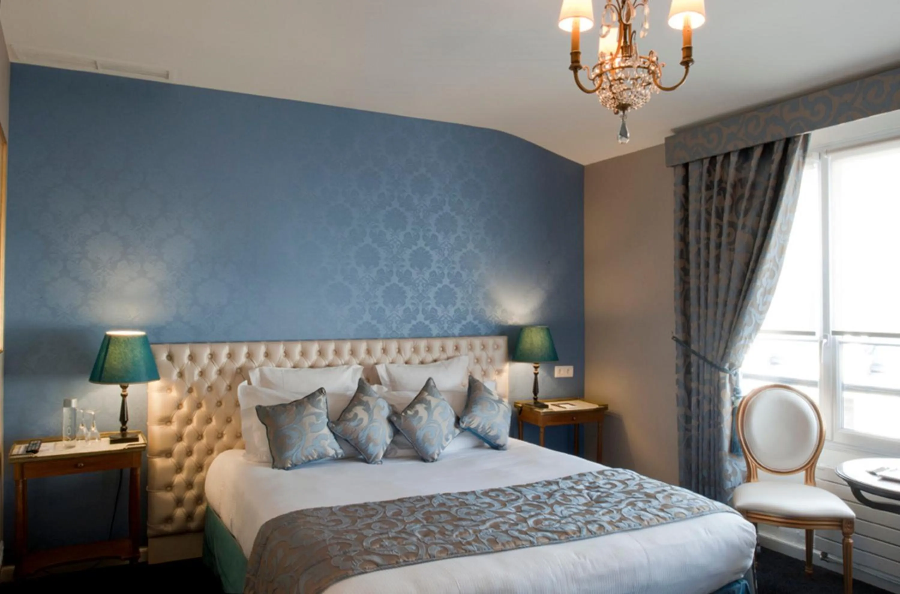 Photo of the whole room, Bed in Hotel Claridge Paris