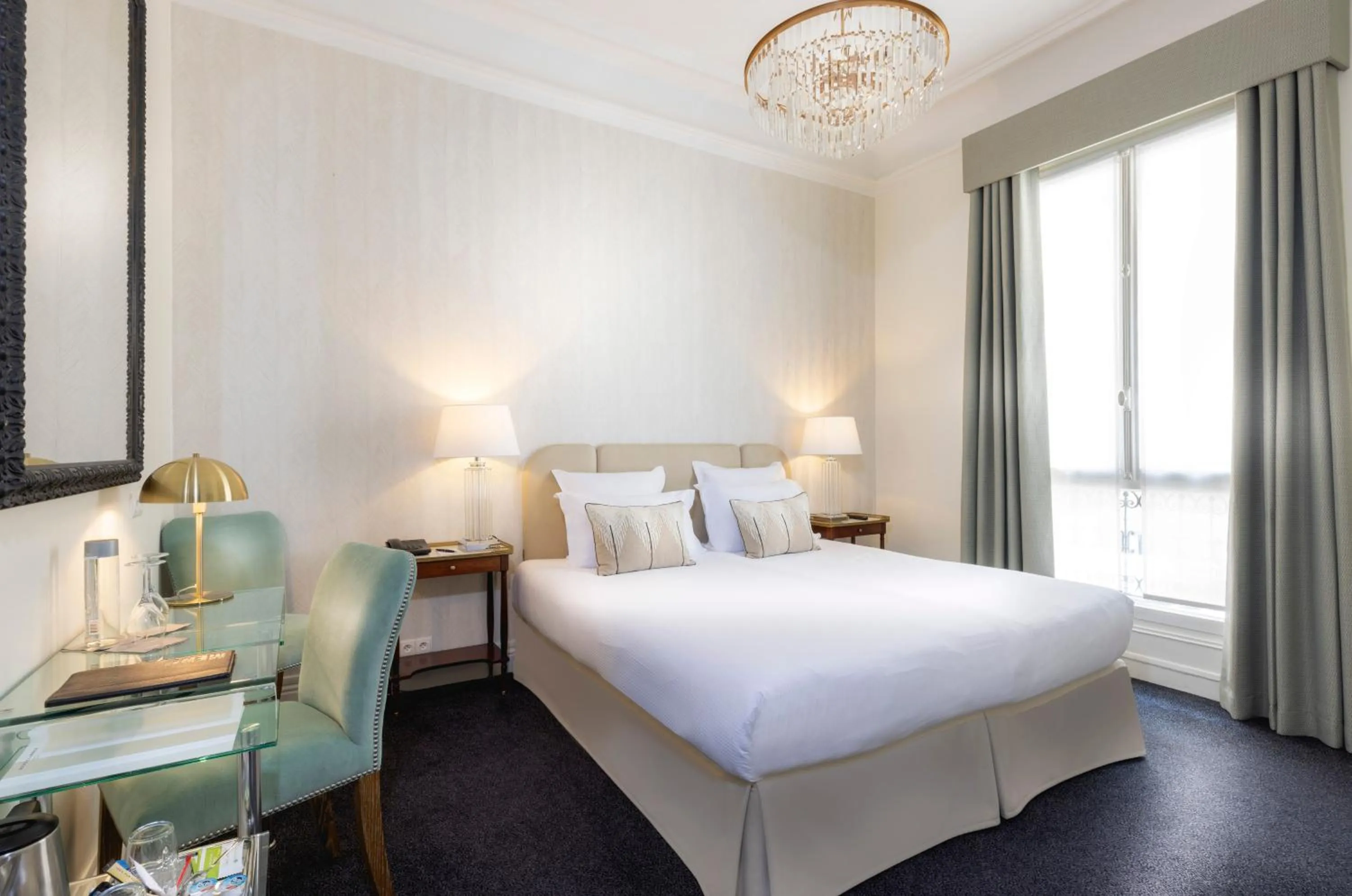 Photo of the whole room, Bed in Hotel Claridge Paris