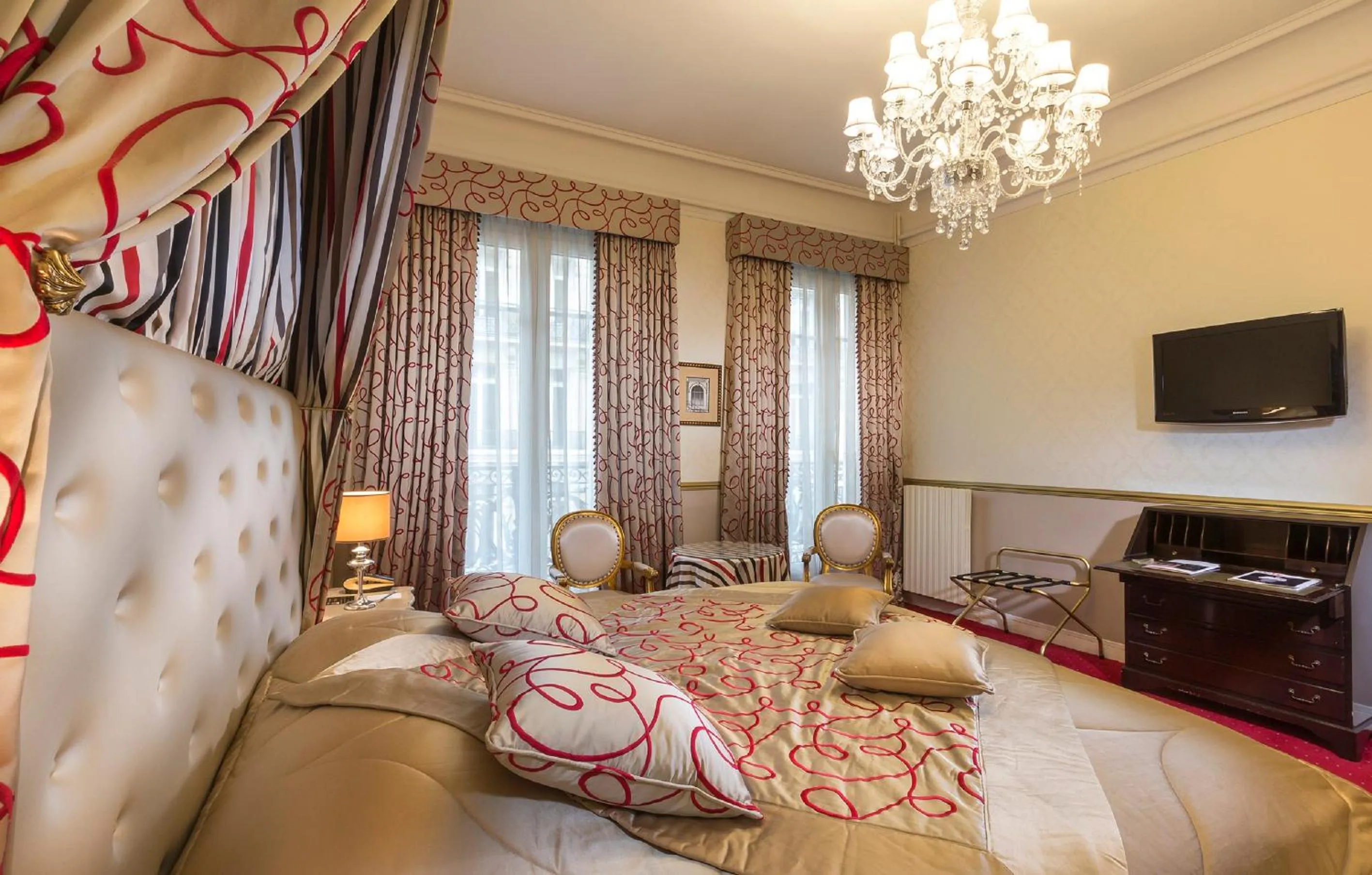 Photo of the whole room, Bed in Hotel Claridge Paris