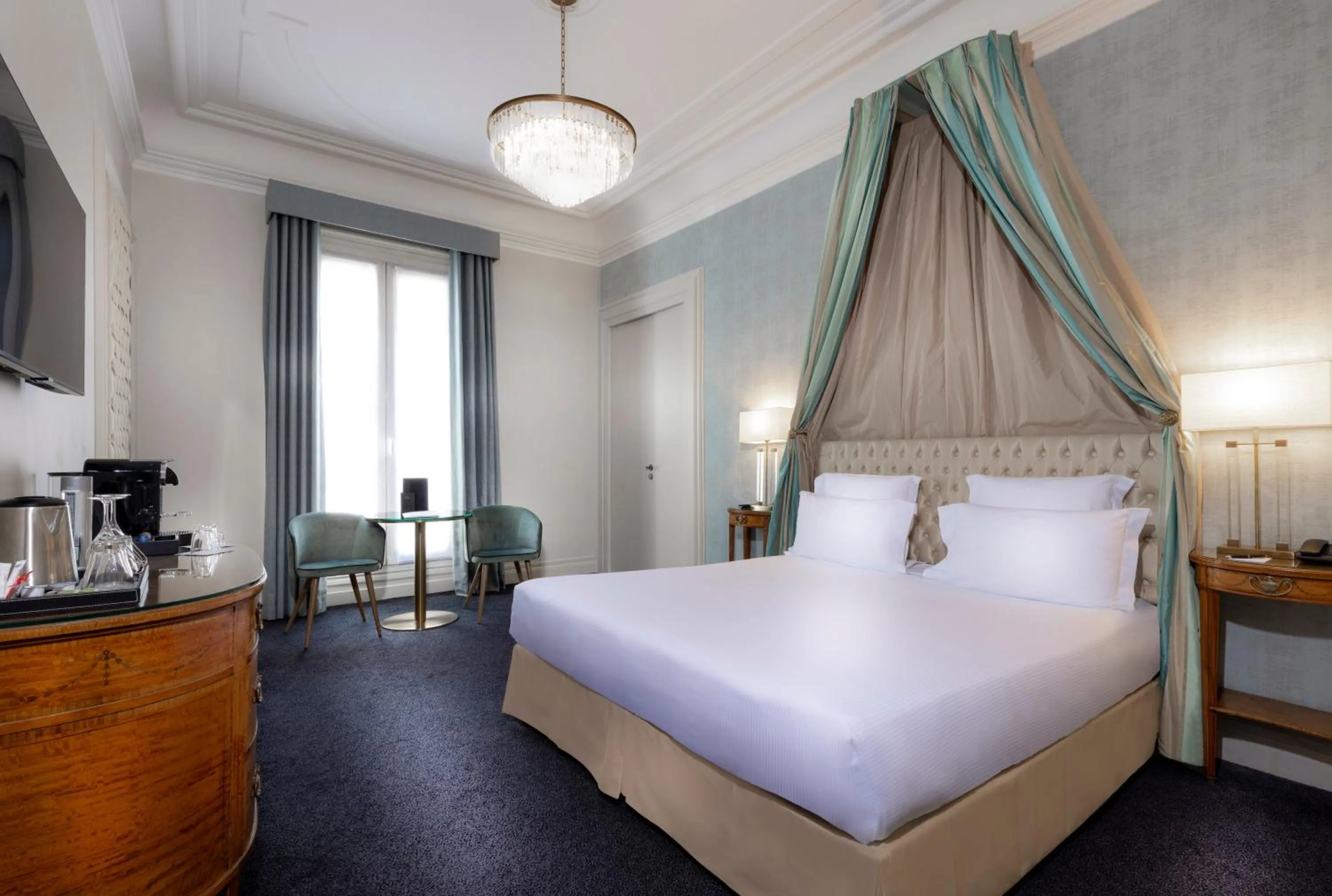 Photo of the whole room, Bed in Hotel Claridge Paris