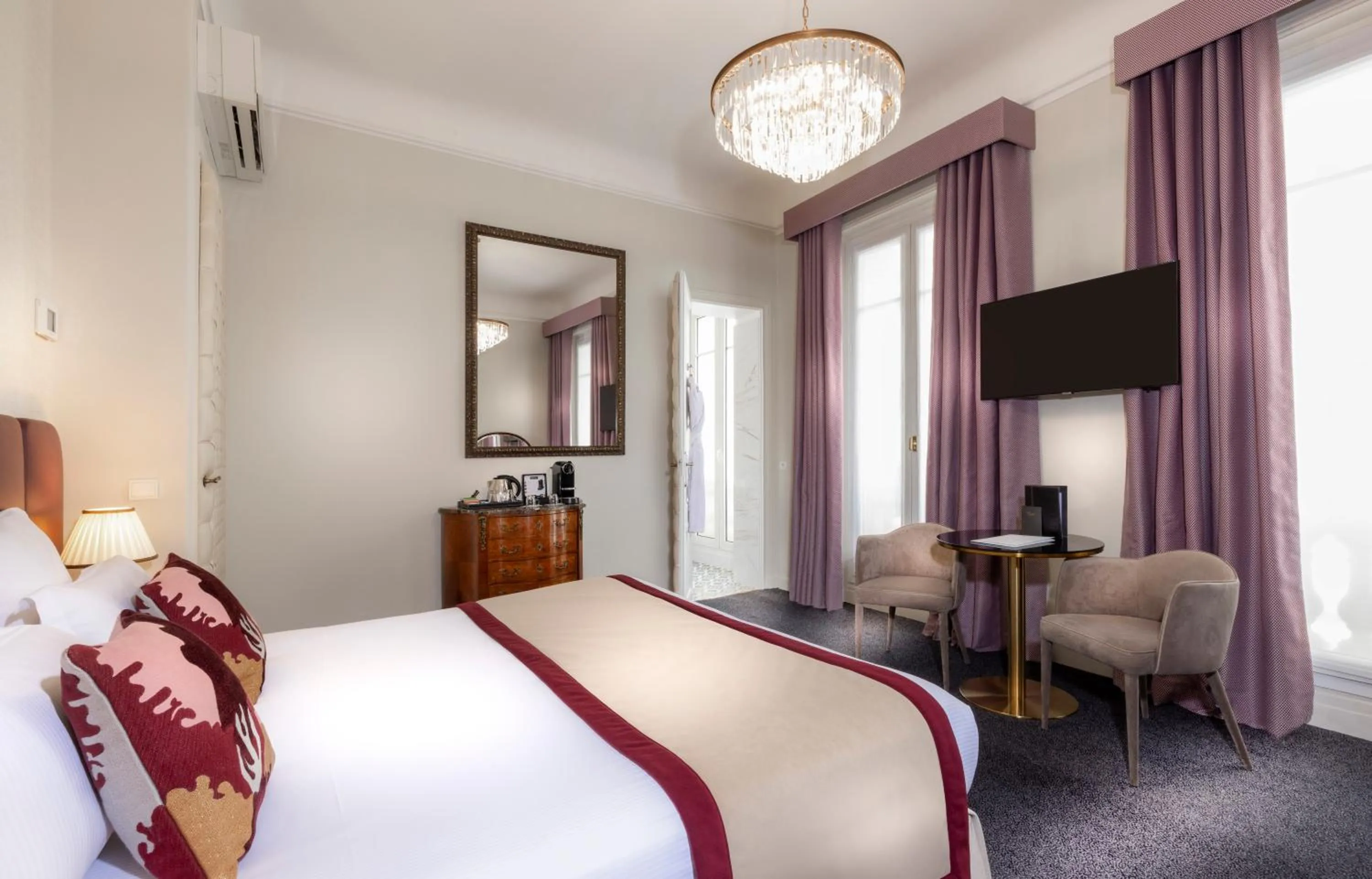 Photo of the whole room, Bed in Hotel Claridge Paris