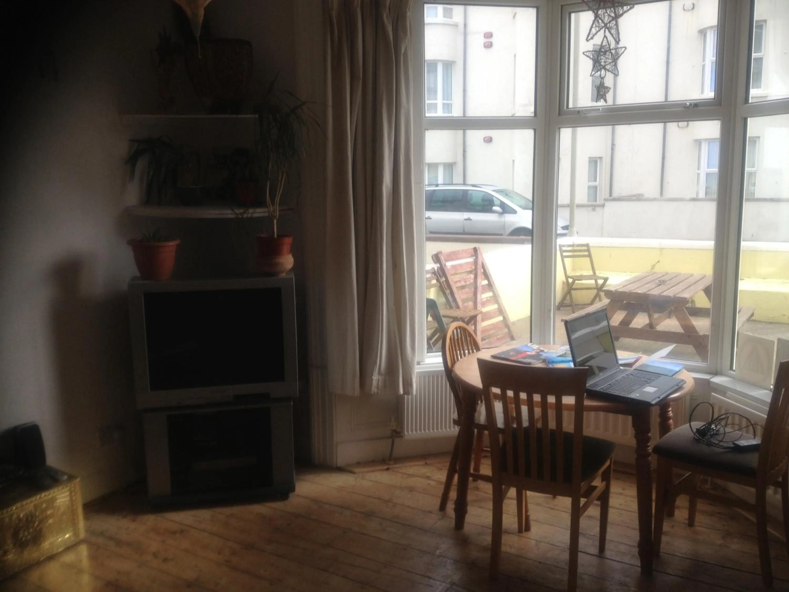 Communal lounge/ TV room in Causeway Coast Independent Hostel