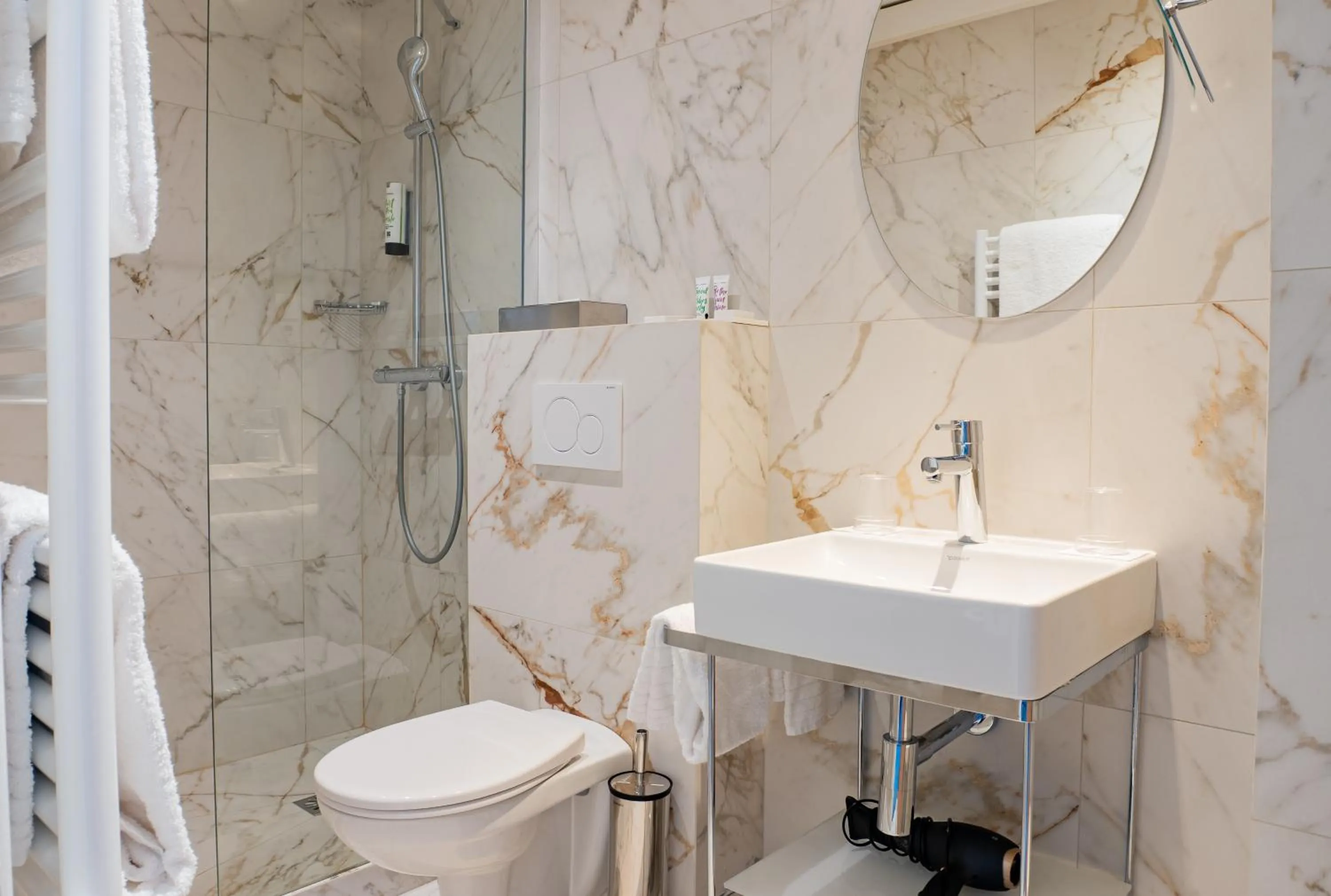 Bathroom in Hôtel Edouard 6 by Malone