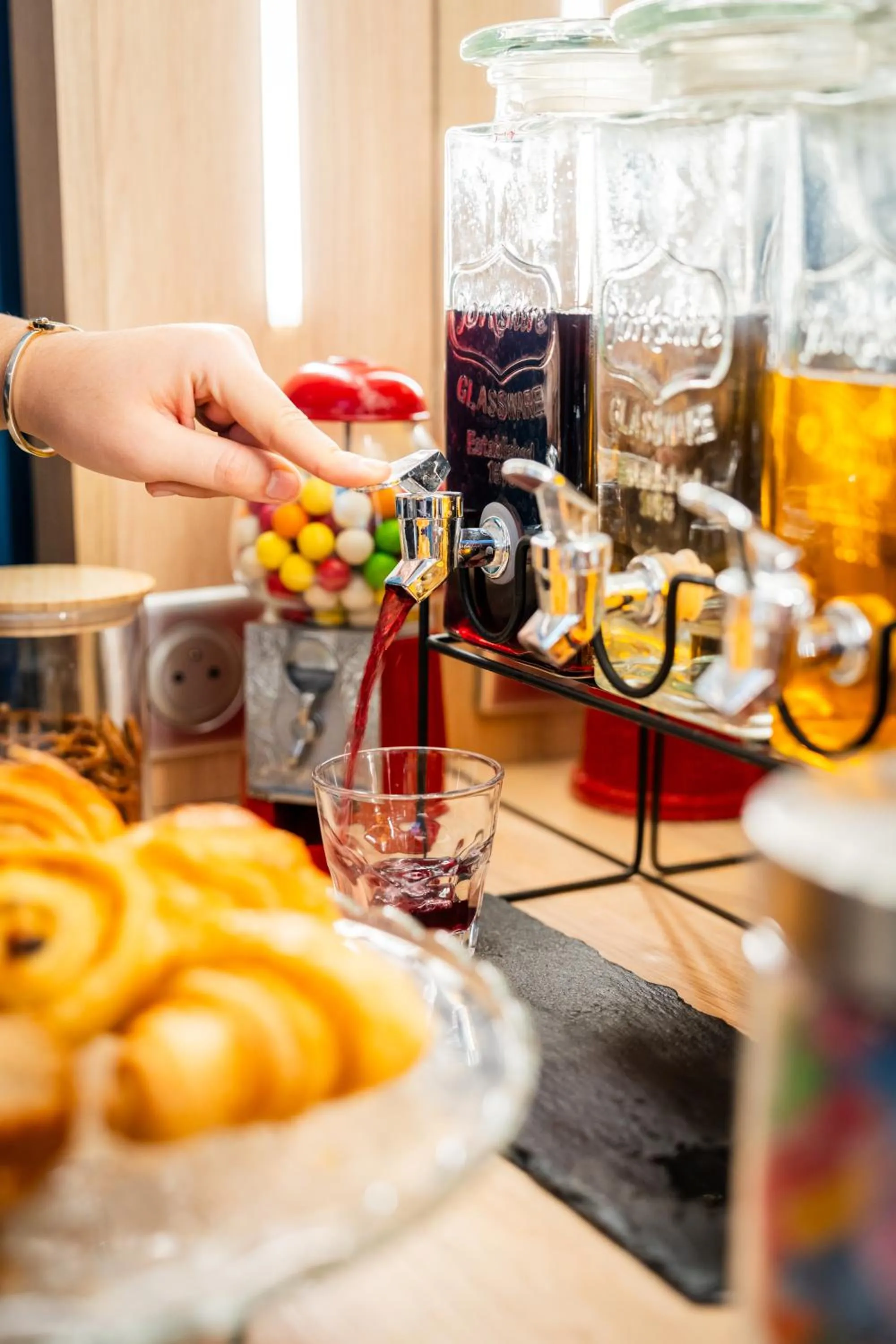 Lobby or reception in Hôtel Edouard 6 by Malone