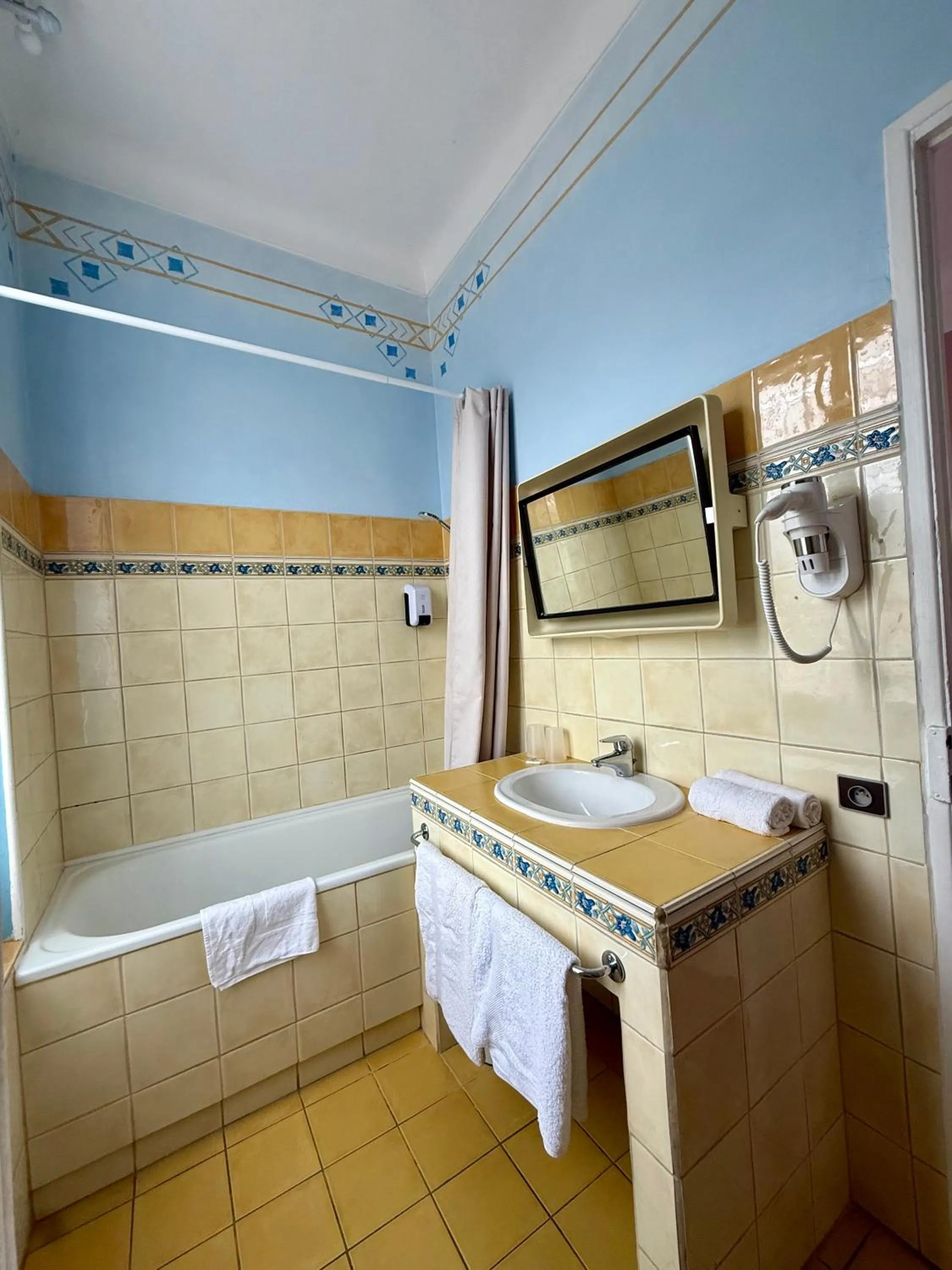 Bathroom in Hôtel Miramar