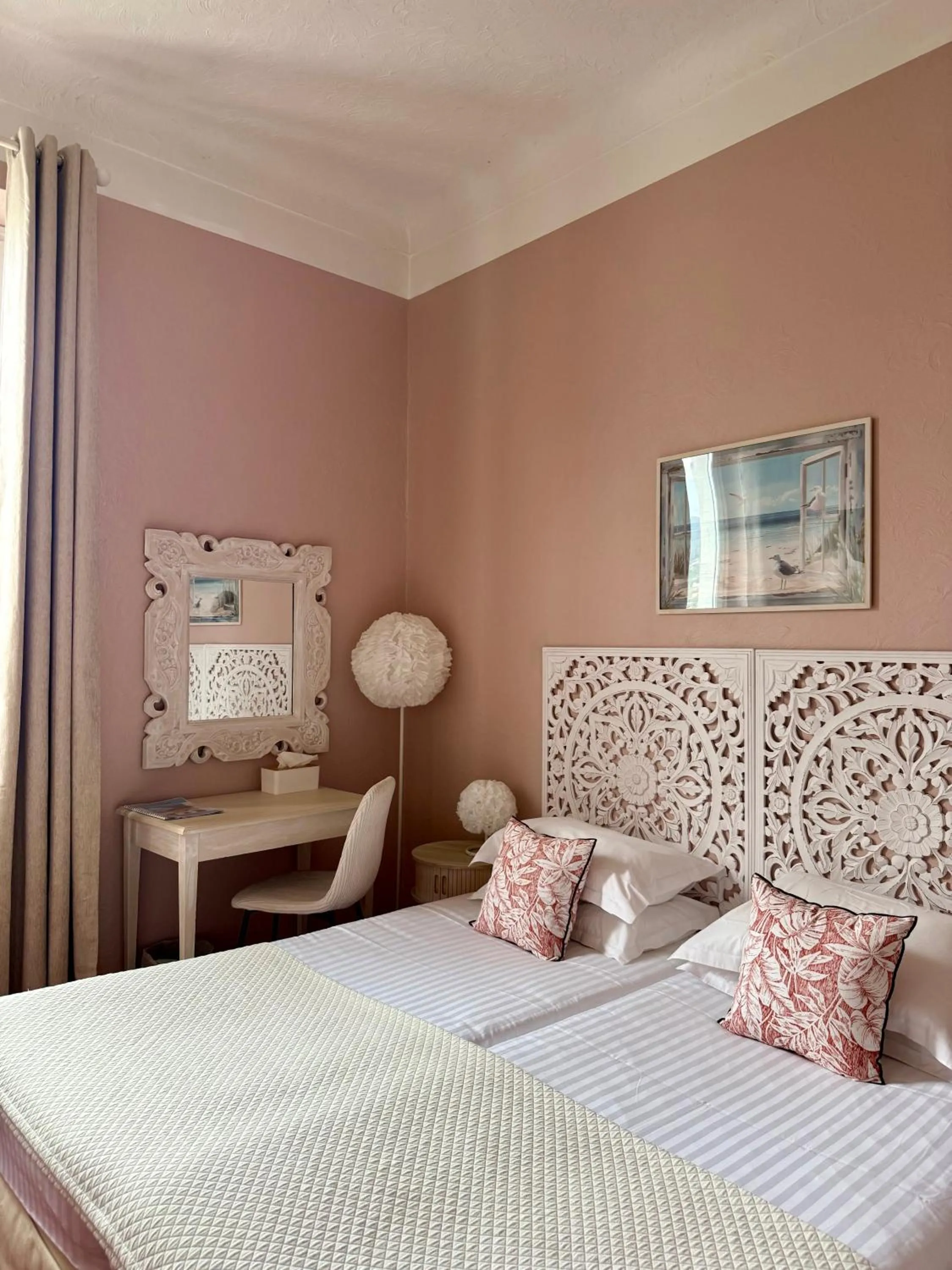 Bedroom, Bed in Hôtel Miramar