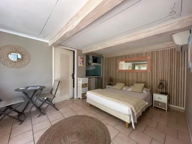 Bed in Hôtel Miramar