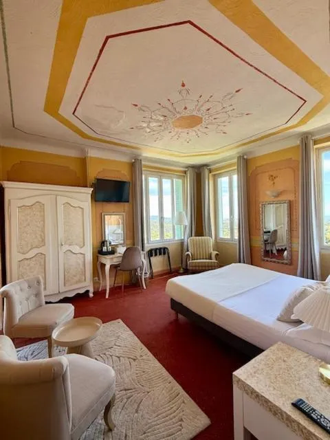 Bedroom, Bed in Hôtel Miramar