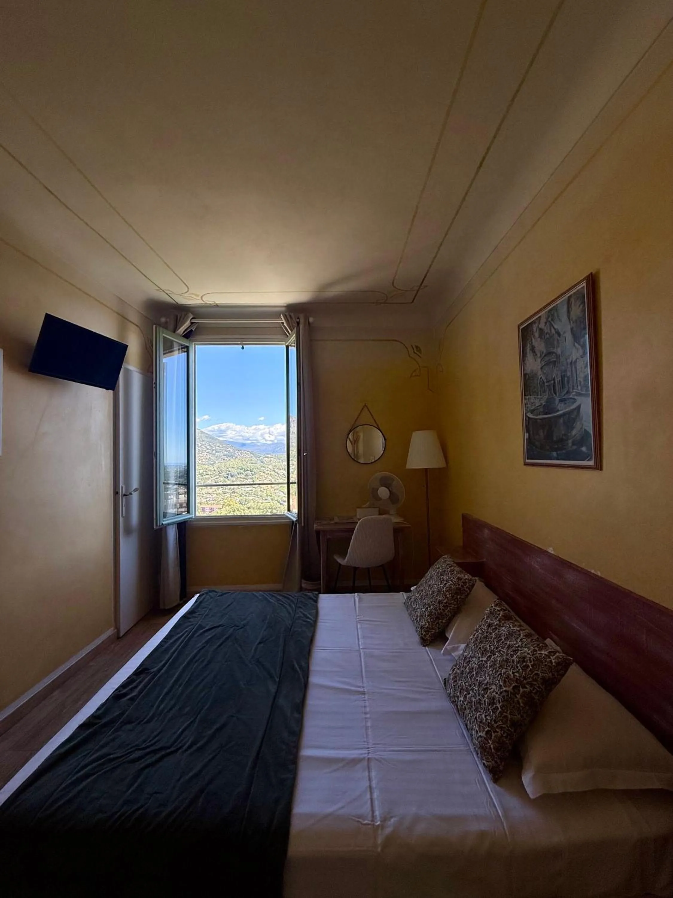 Photo of the whole room, Bed in Hôtel Miramar