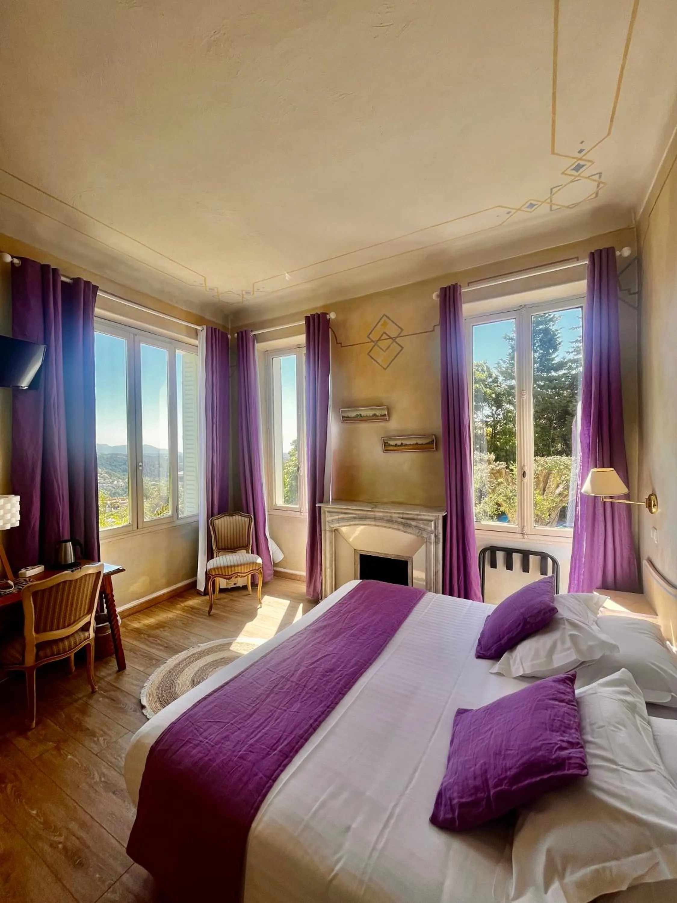 Photo of the whole room, Bed in Hôtel Miramar