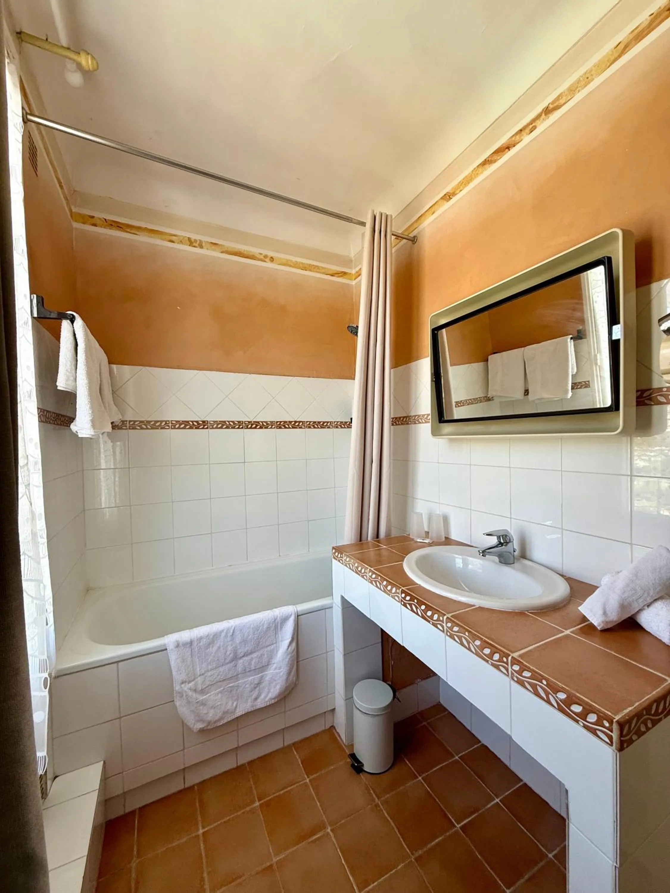 Bathroom, Bed in Hôtel Miramar