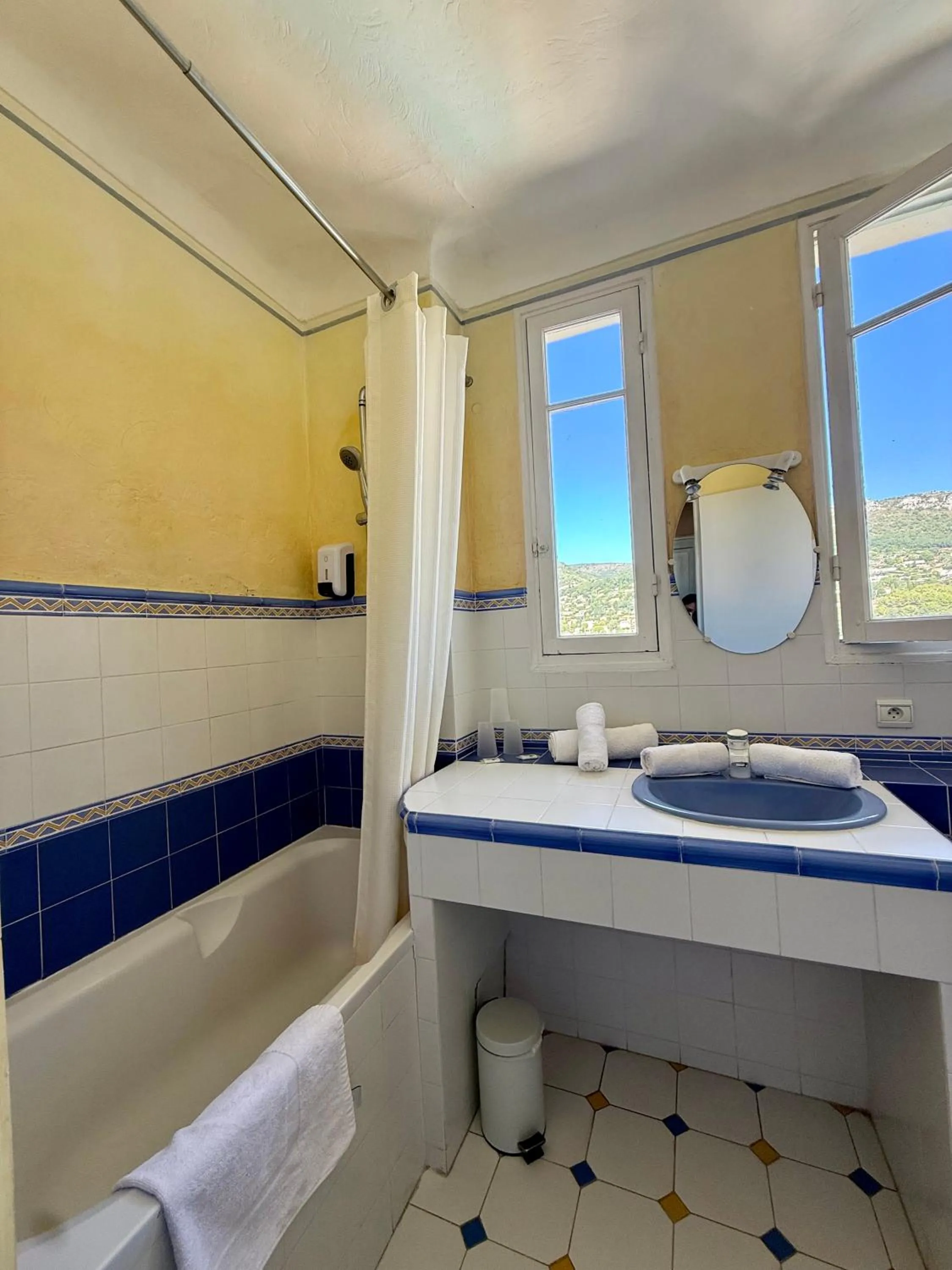 Bathroom in Hôtel Miramar