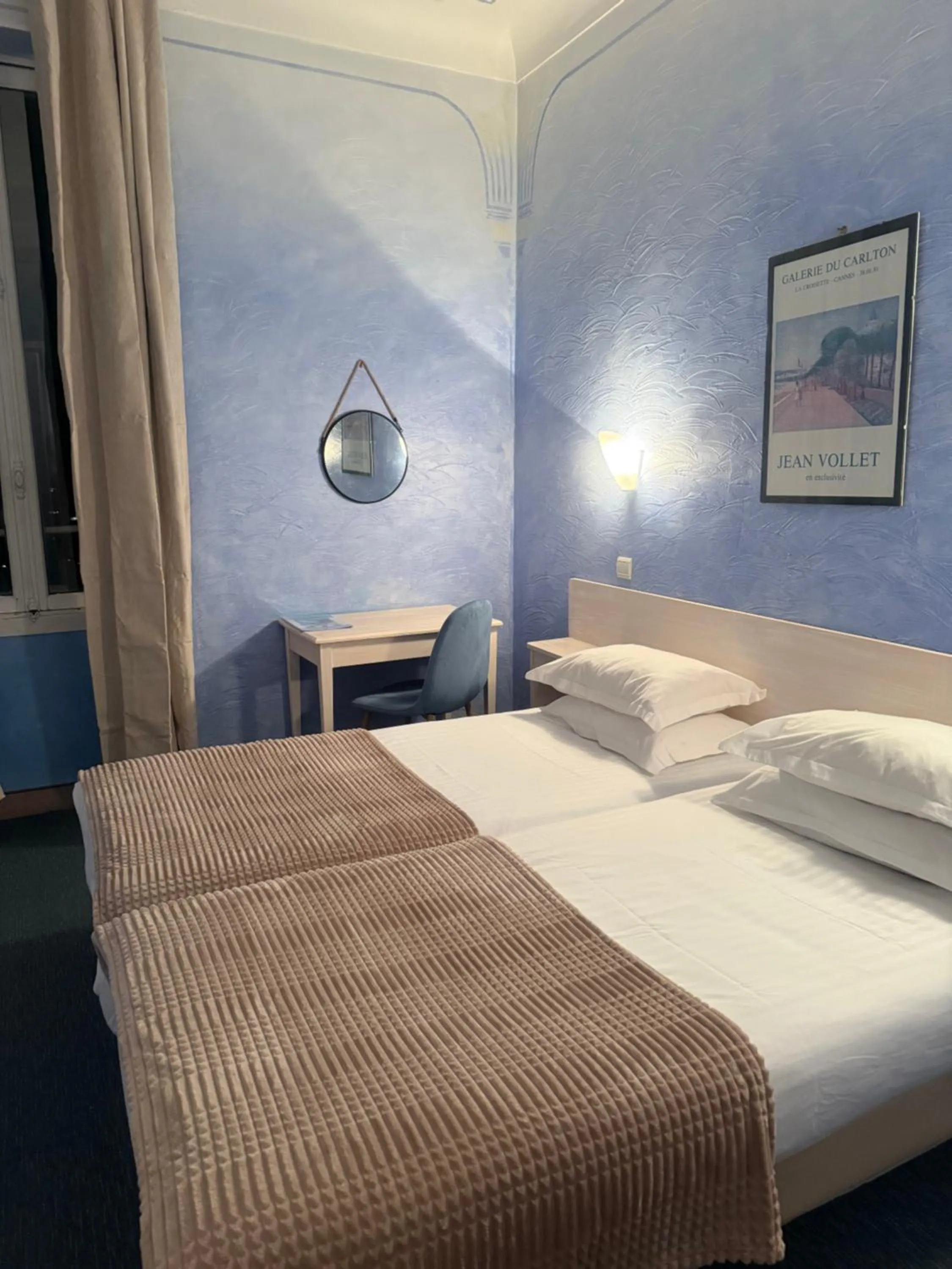 Bedroom, Bed in Hôtel Miramar