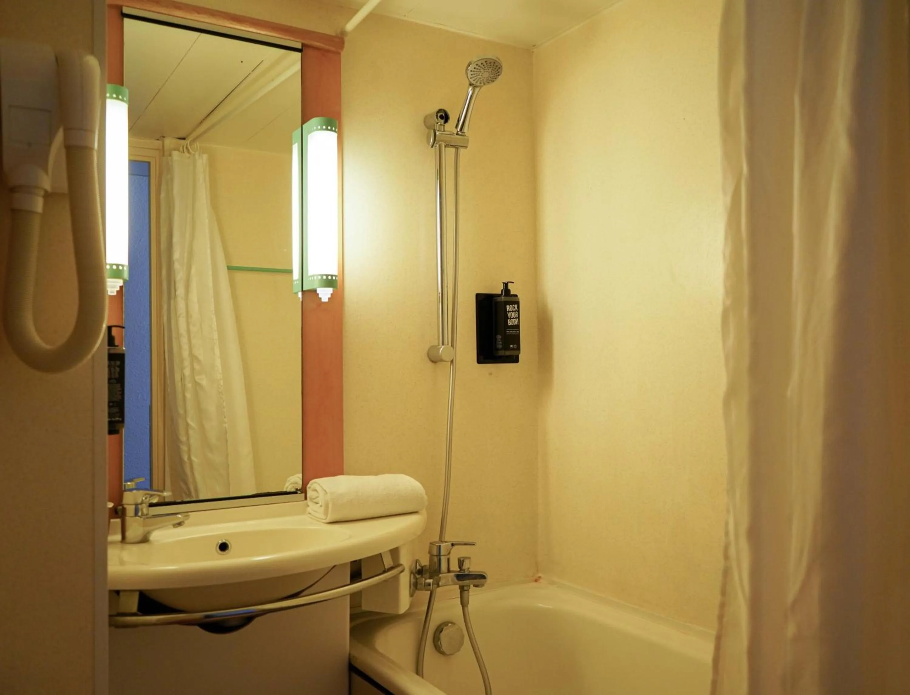 Bathroom in ibis Lille Tourcoing Centre