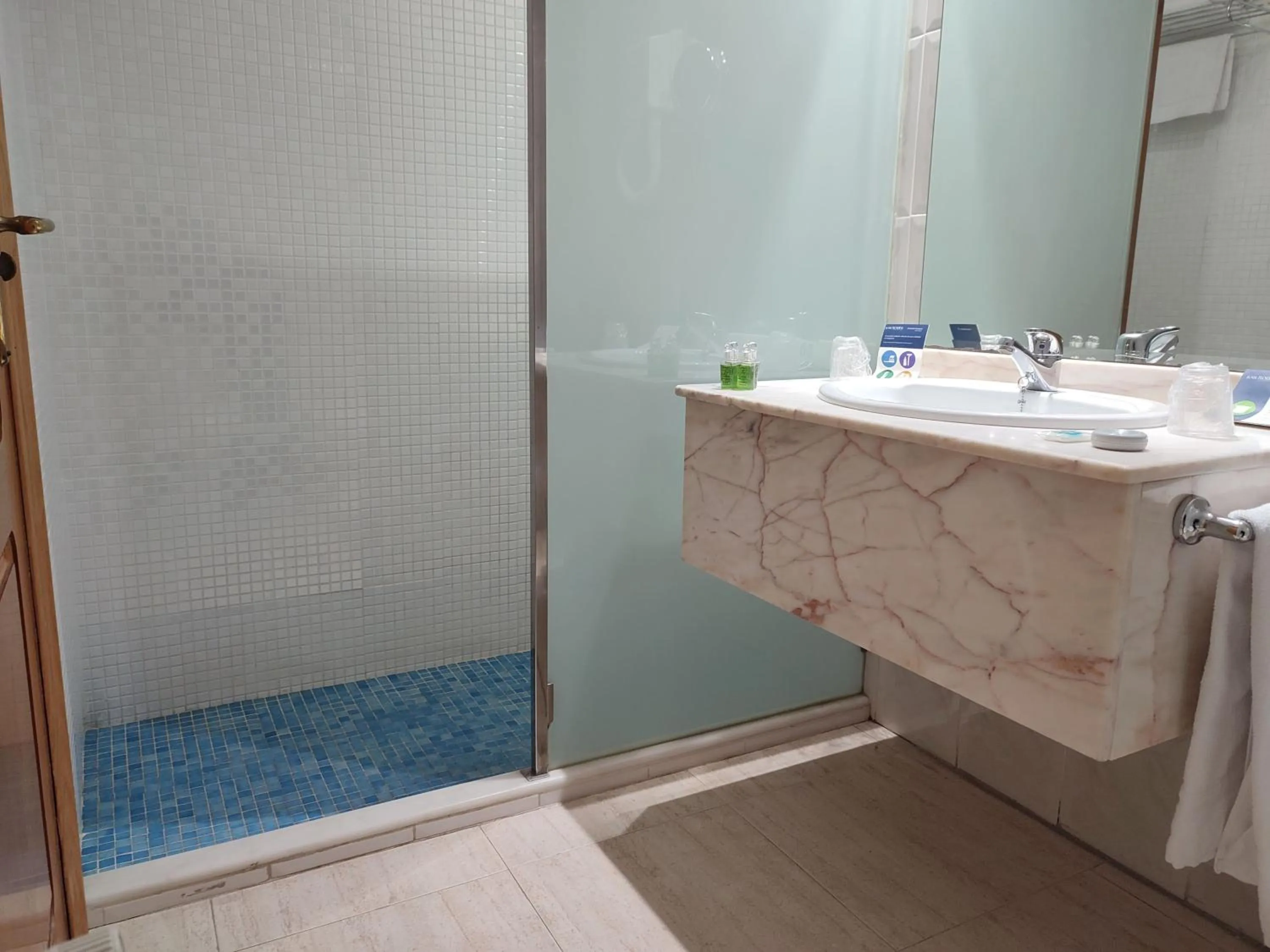 Shower in Hotel Florida