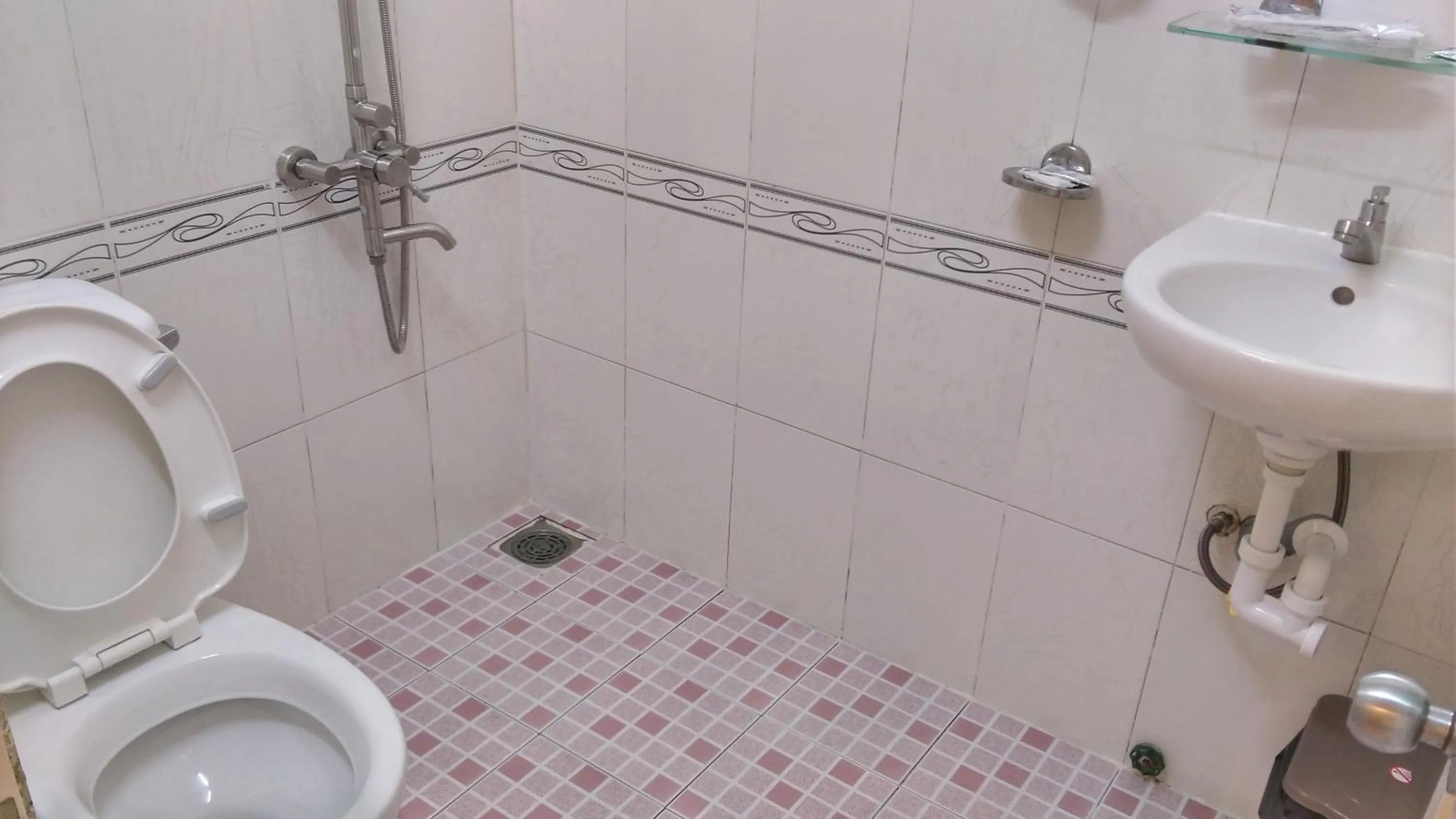 Shower in Hai Long Vuong Hotel