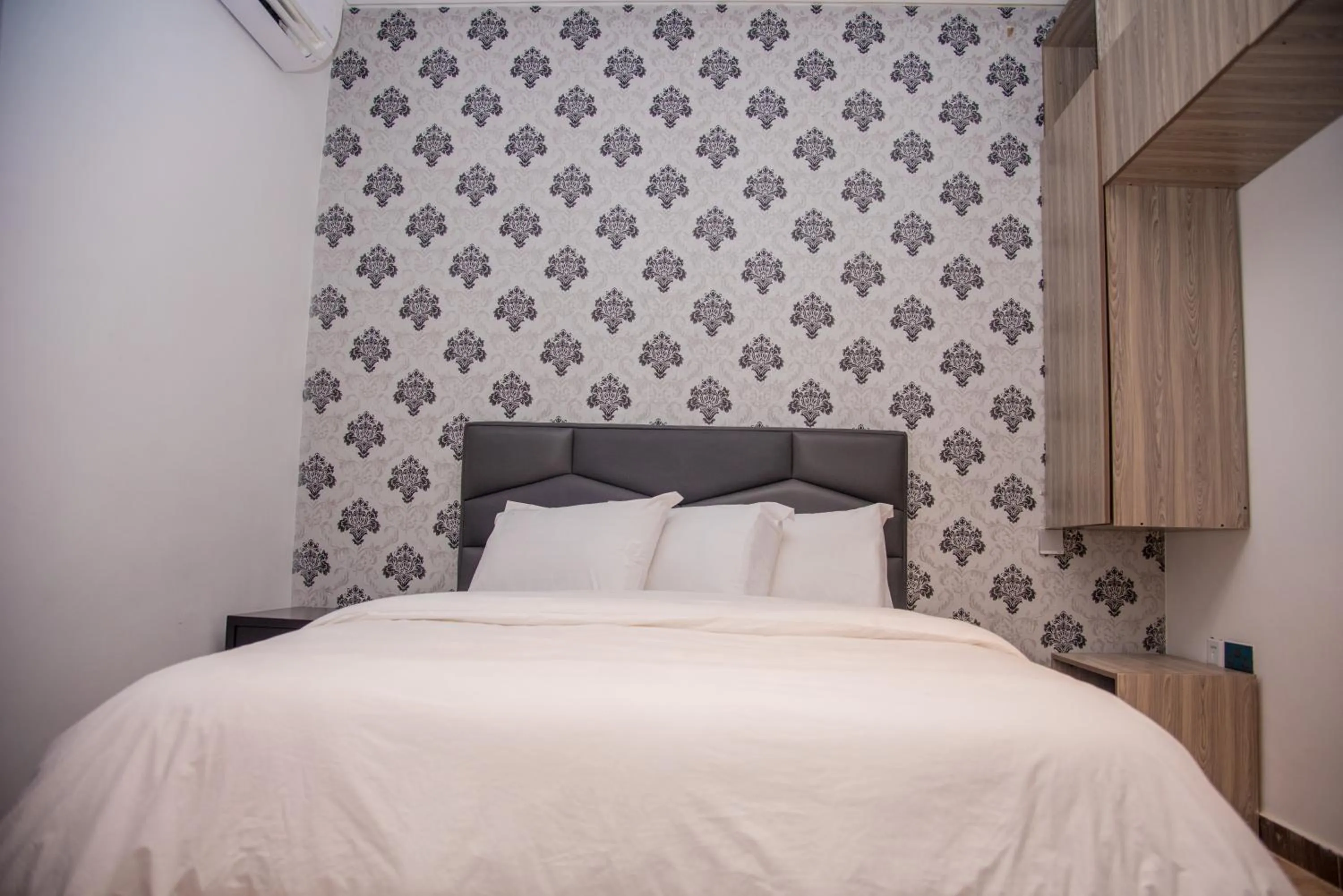 Bedroom, Bed in James Court Hotel & Luxury Apartments