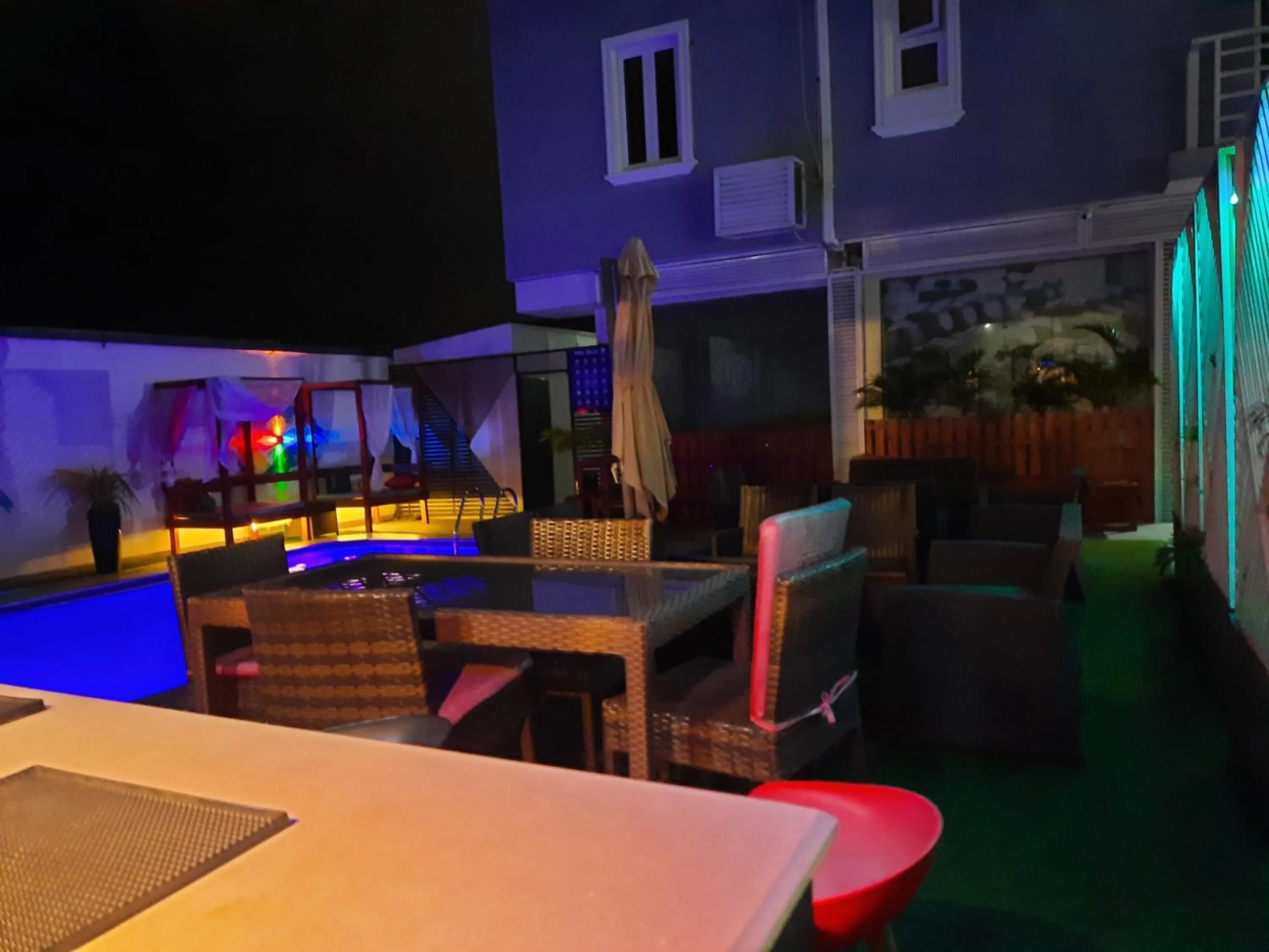 Evening entertainment in James Court Hotel & Luxury Apartments