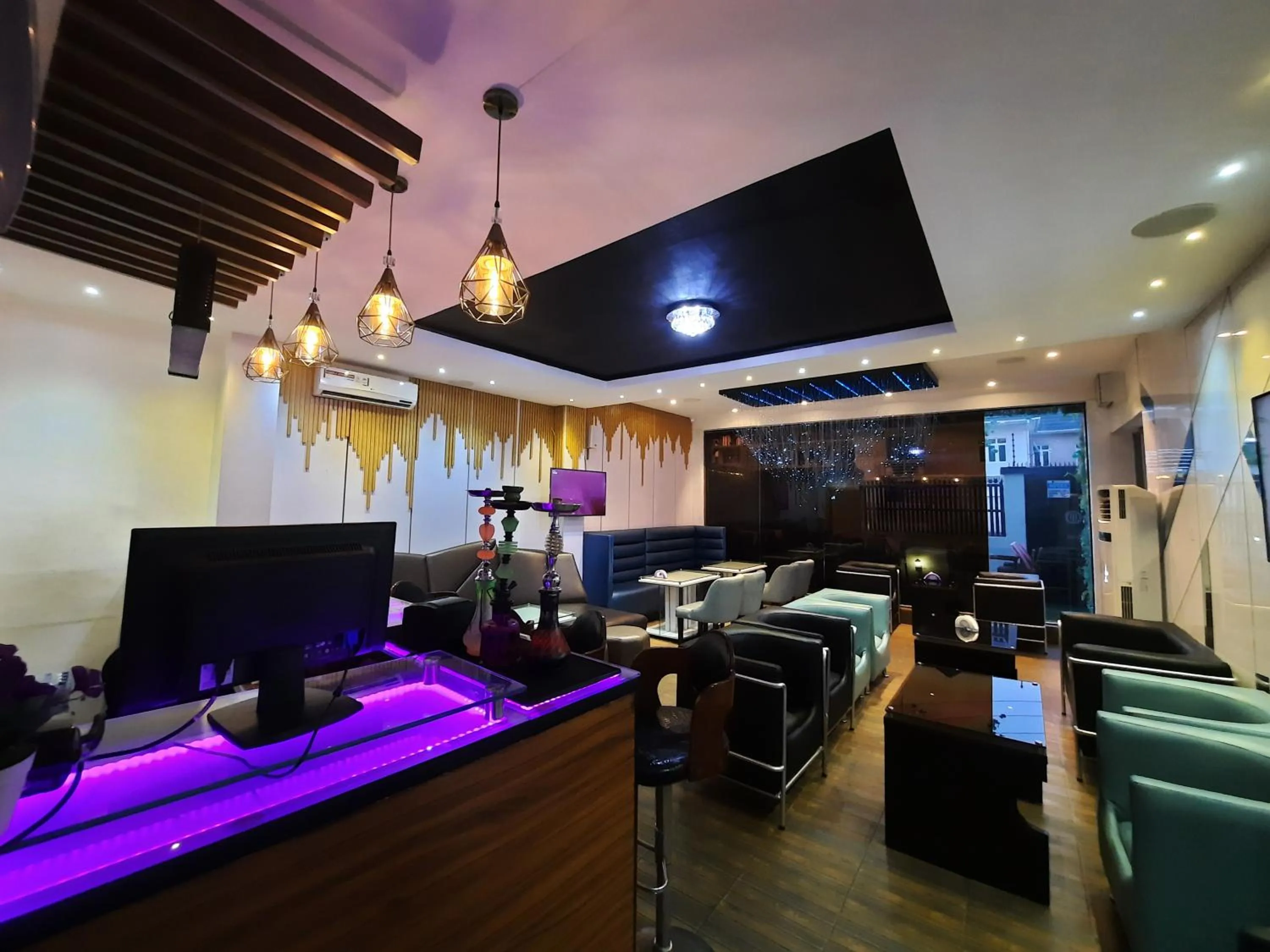 Restaurant/places to eat in James Court Hotel & Luxury Apartments