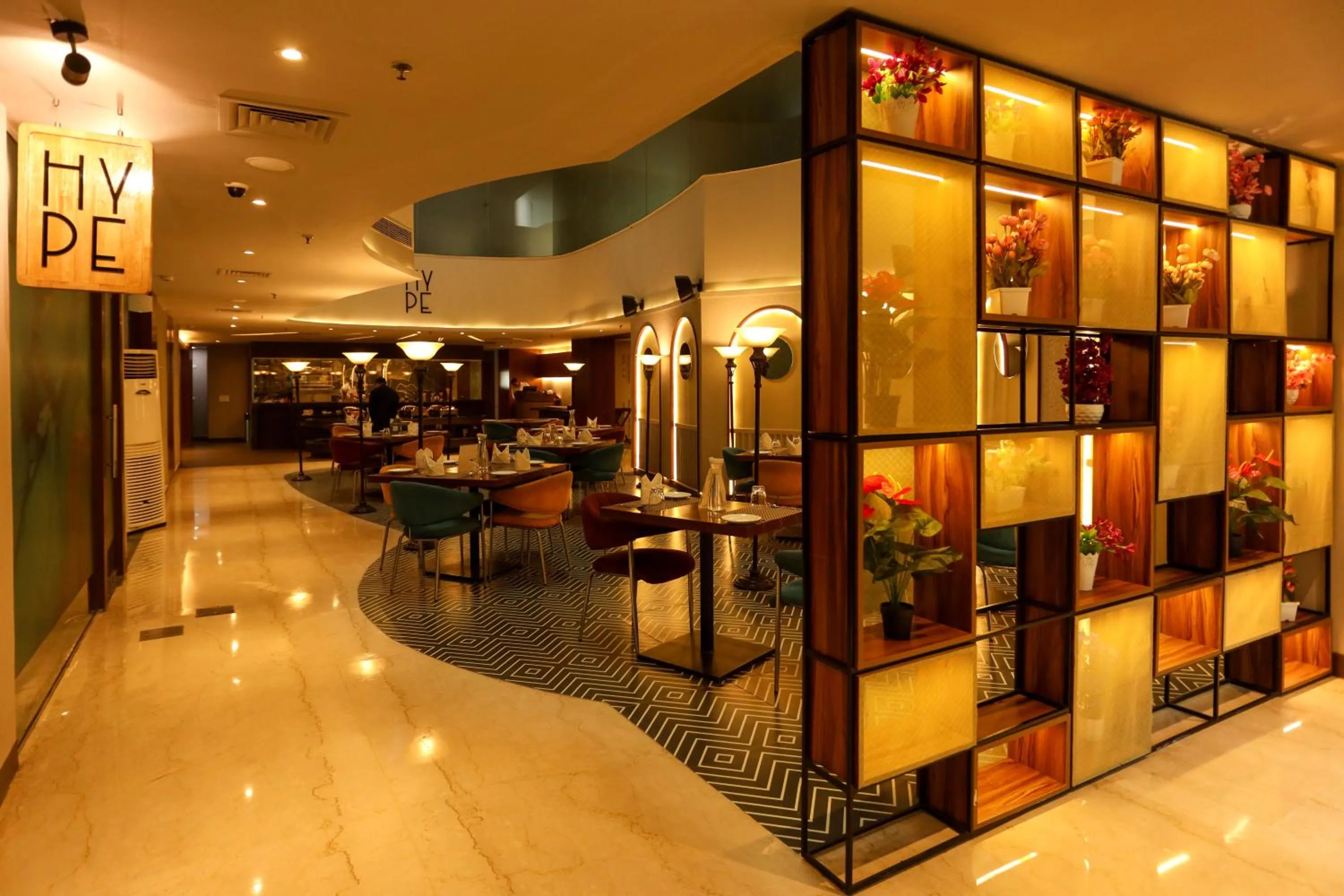 Restaurant/places to eat in Hyphen Business Hotel