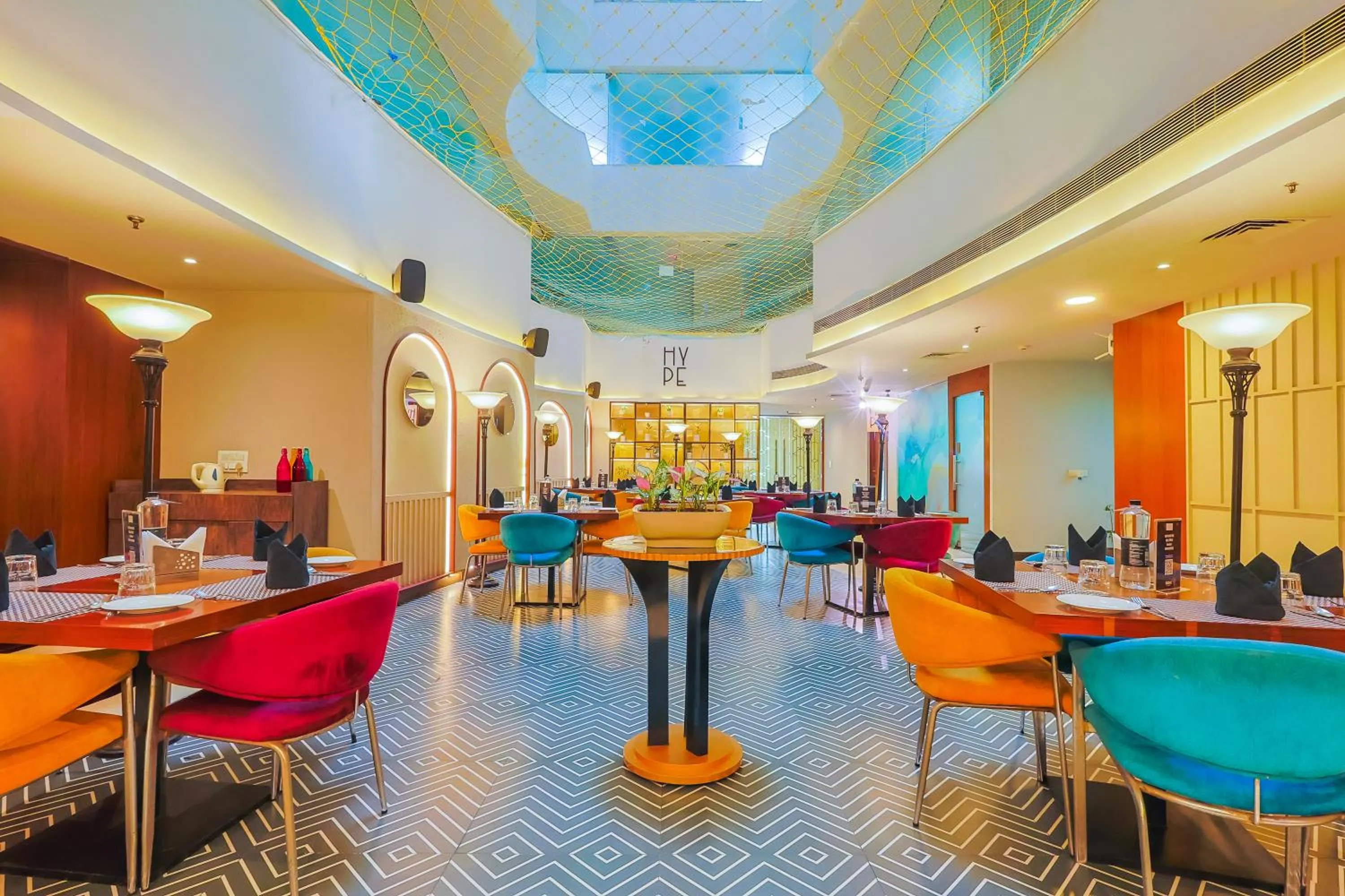 Restaurant/places to eat in Hyphen Business Hotel