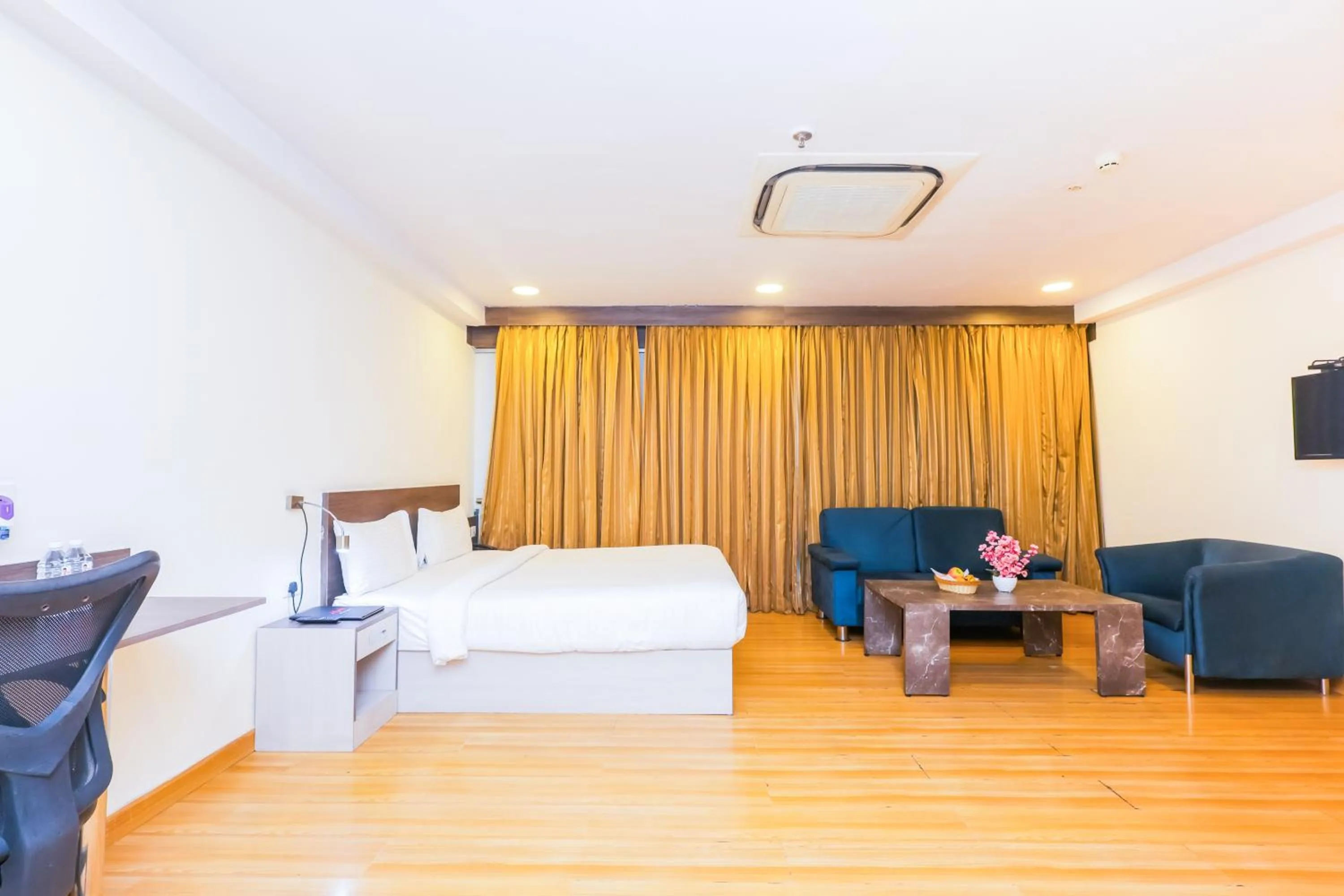 Bedroom, Bed in Hyphen Business Hotel