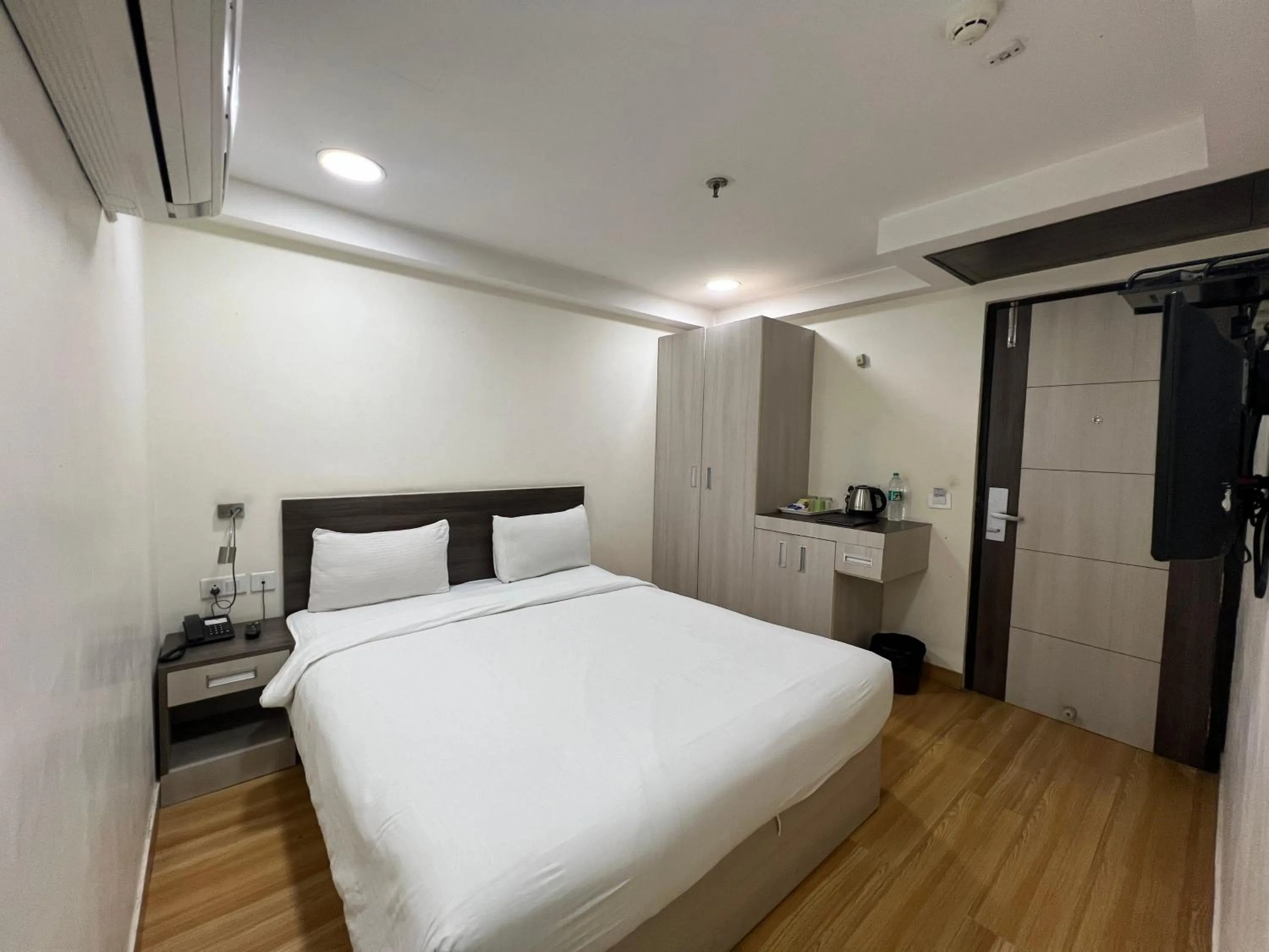 Bedroom, Bed in Hyphen Business Hotel