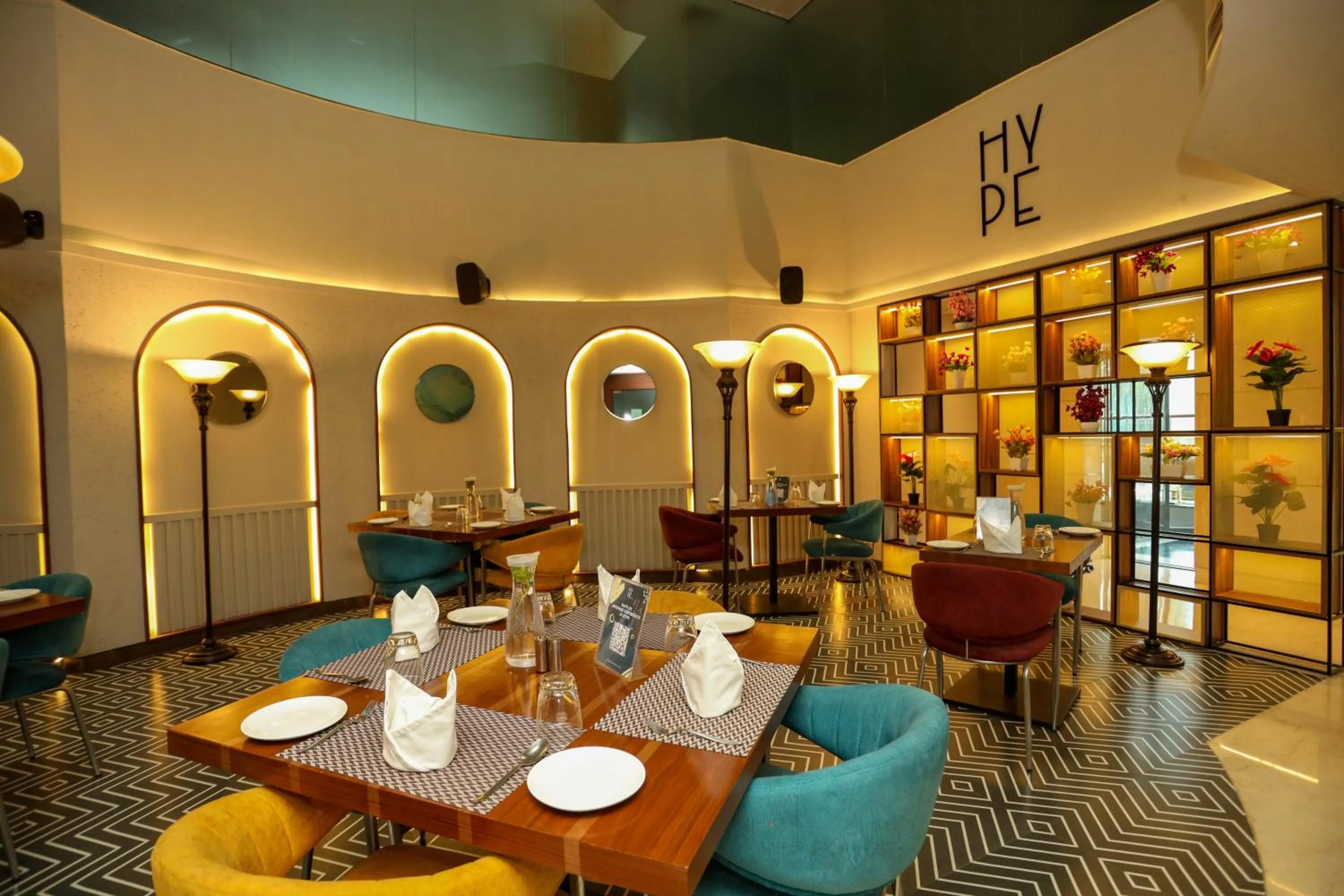 Restaurant/places to eat in Hyphen Business Hotel