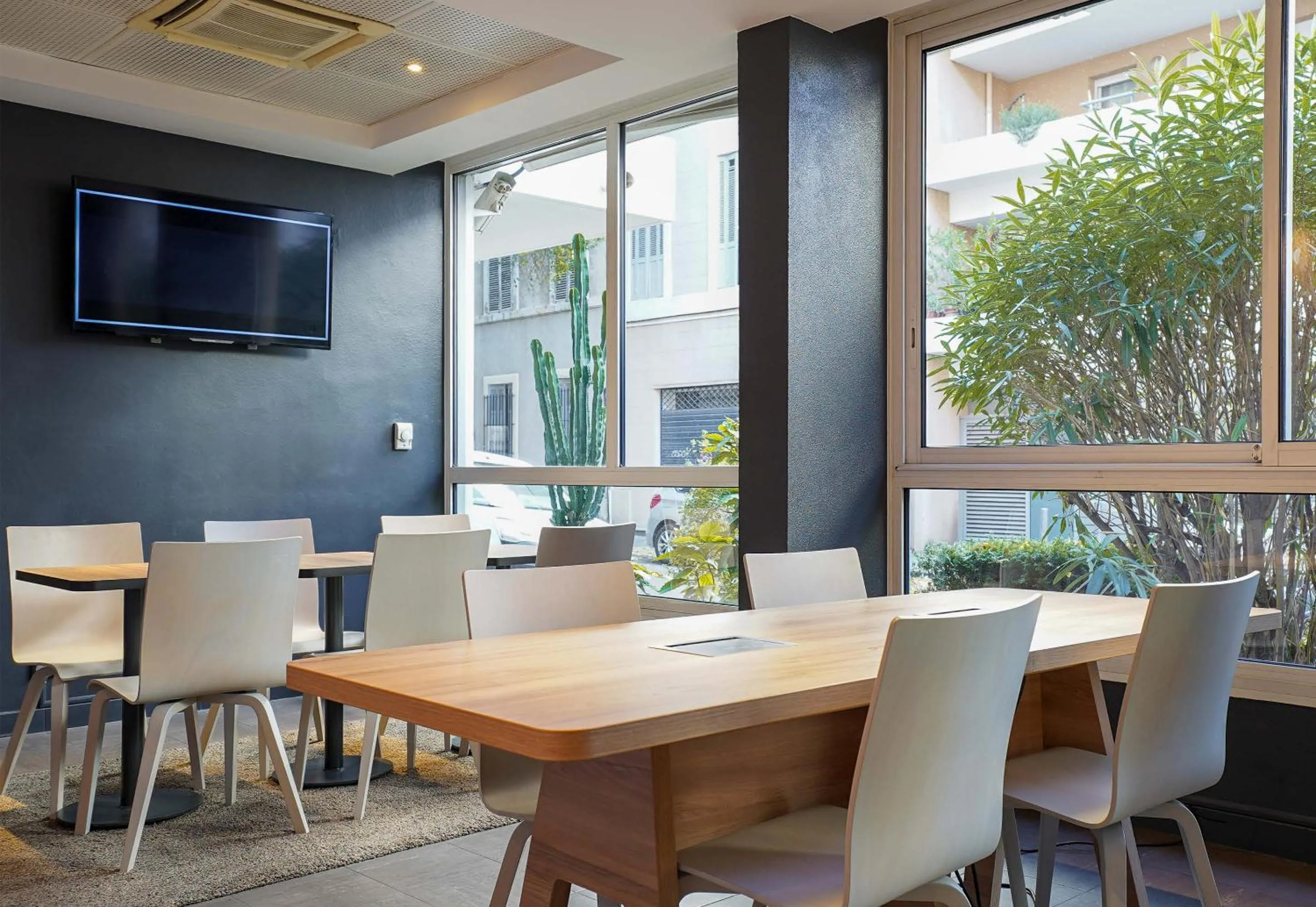 Restaurant/places to eat in B&B HOTEL Marseille Prado Parc des Expositions