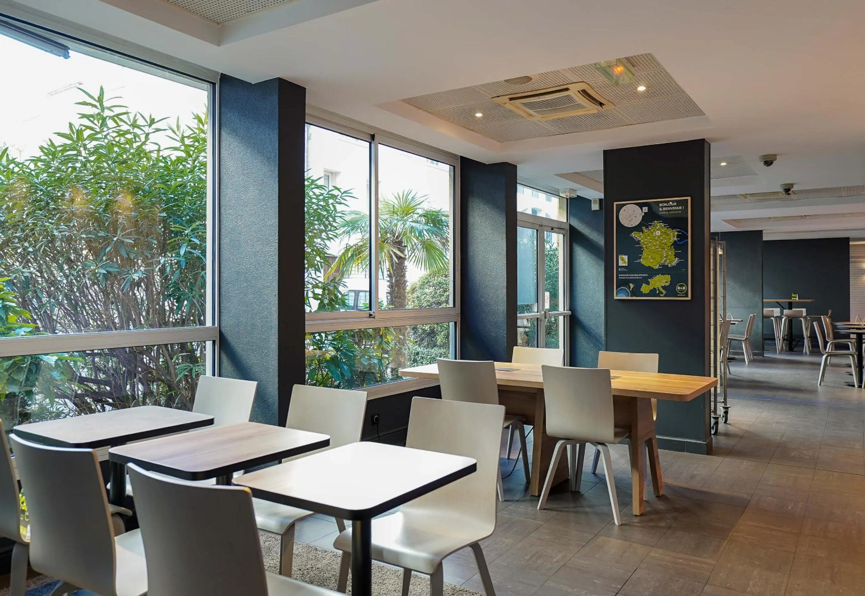 Restaurant/places to eat in B&B HOTEL Marseille Prado Parc des Expositions