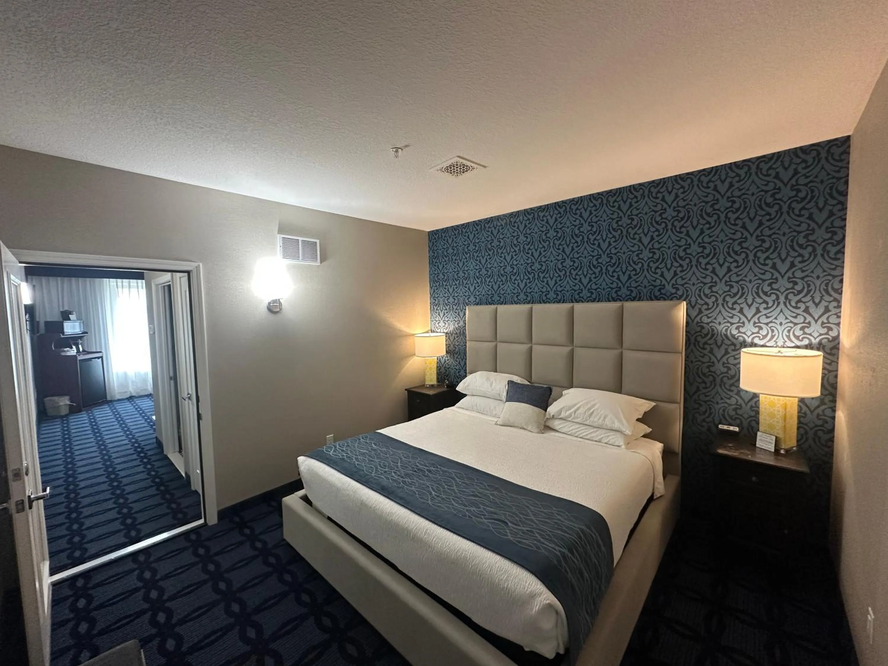 Bedroom, Bed in Riverside inn hannibal