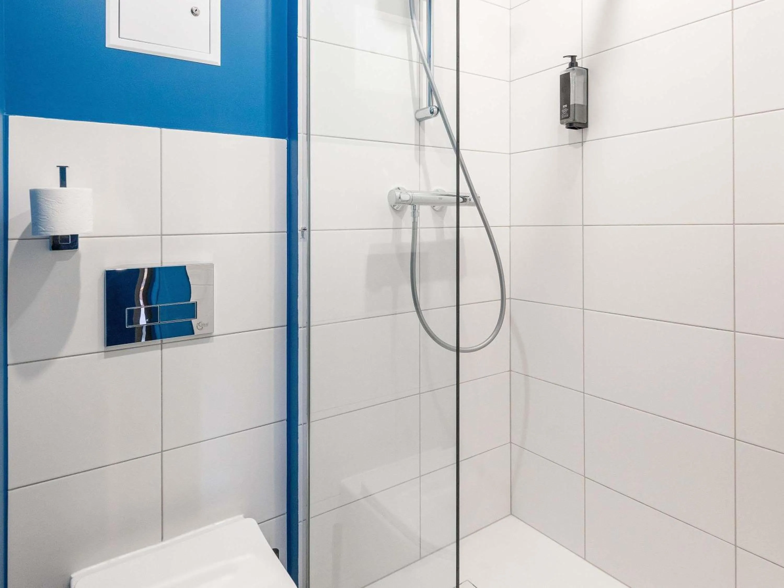 Shower in ibis budget Mâcon Nord