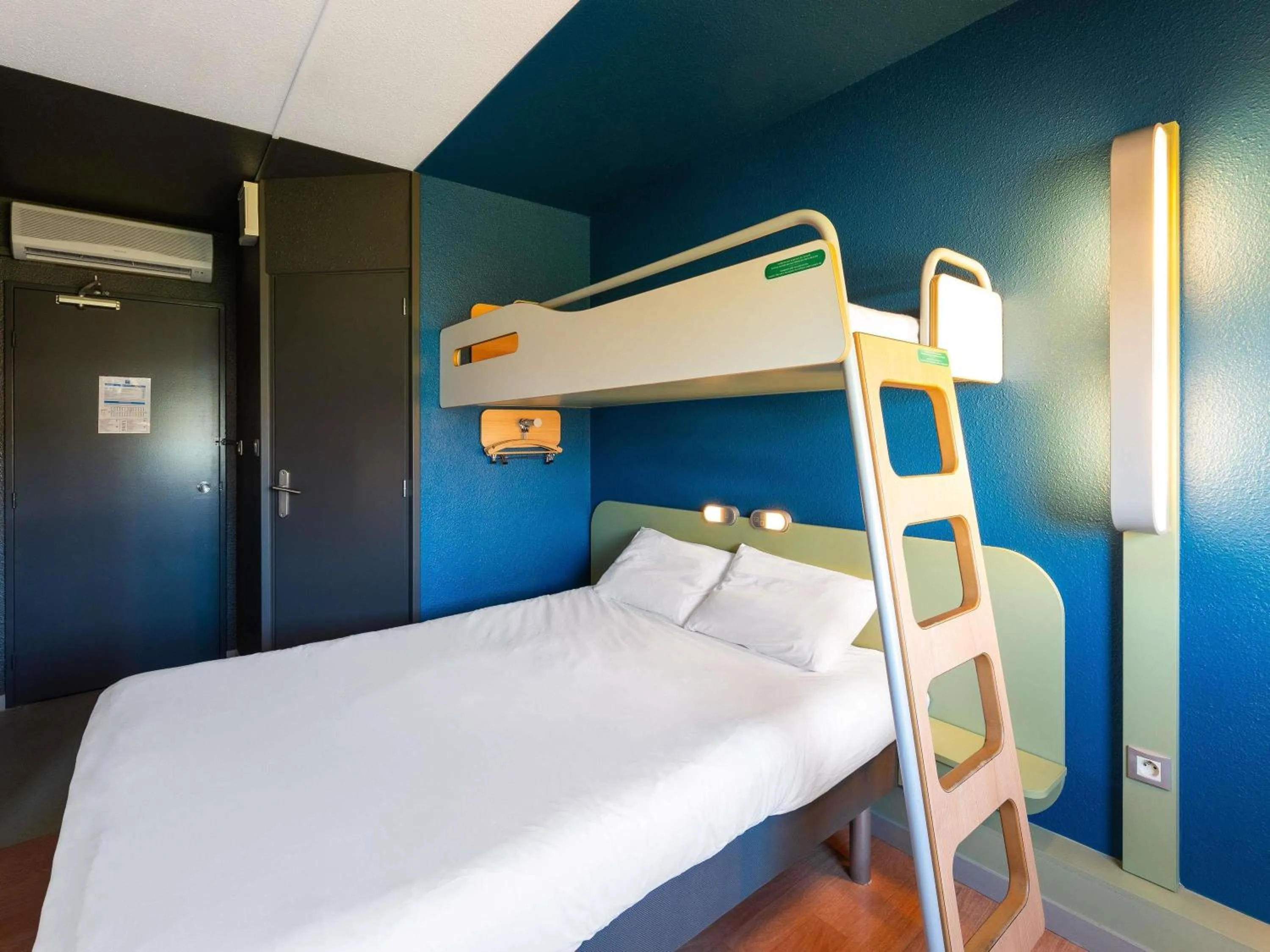 Bedroom, Bed in ibis budget Mâcon Nord