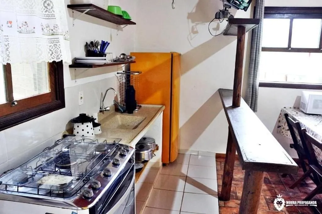 Kitchen or kitchenette in Eco Chalés Luar das Marés