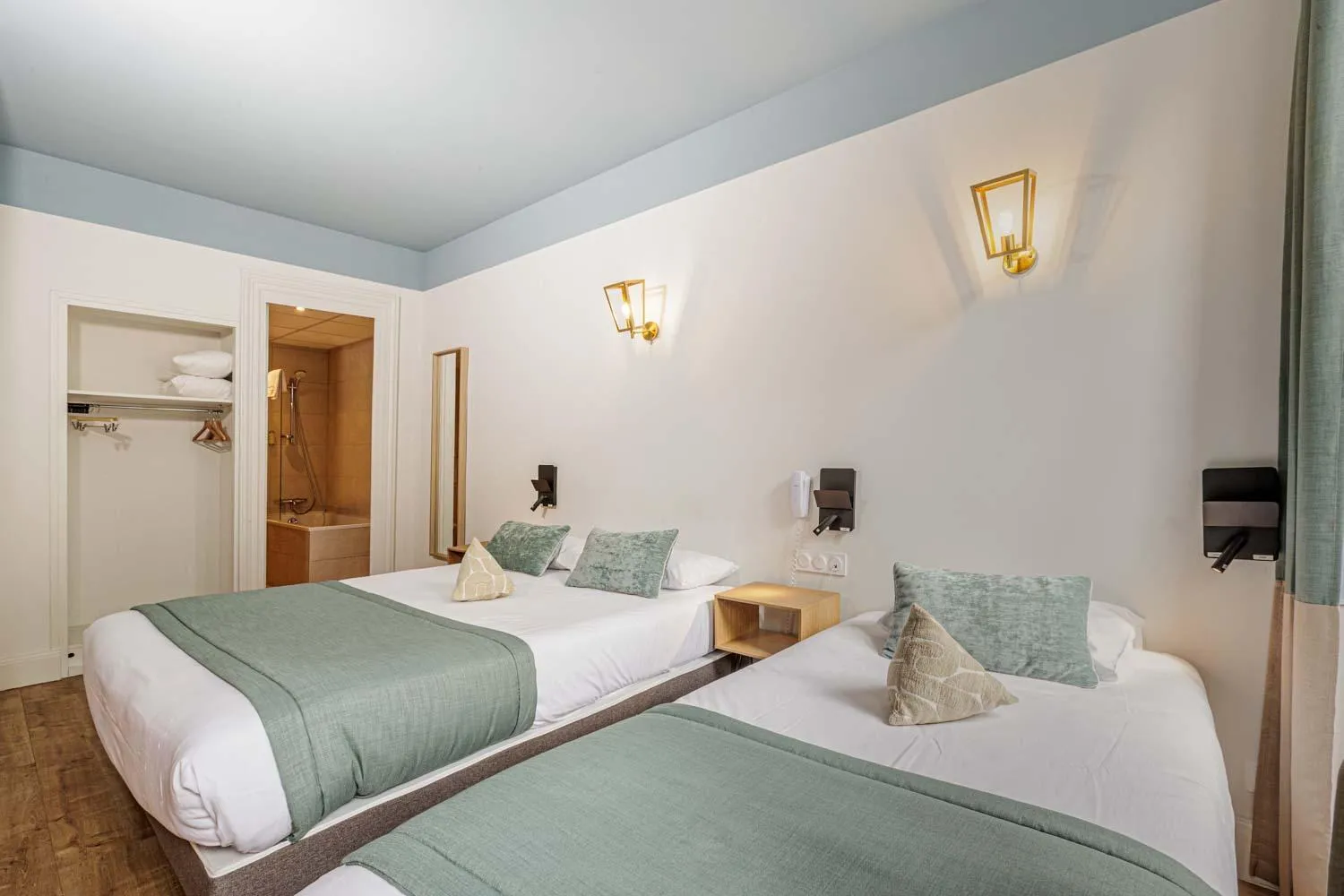 Bedroom, Bed in Hotelo Lyon Ainay